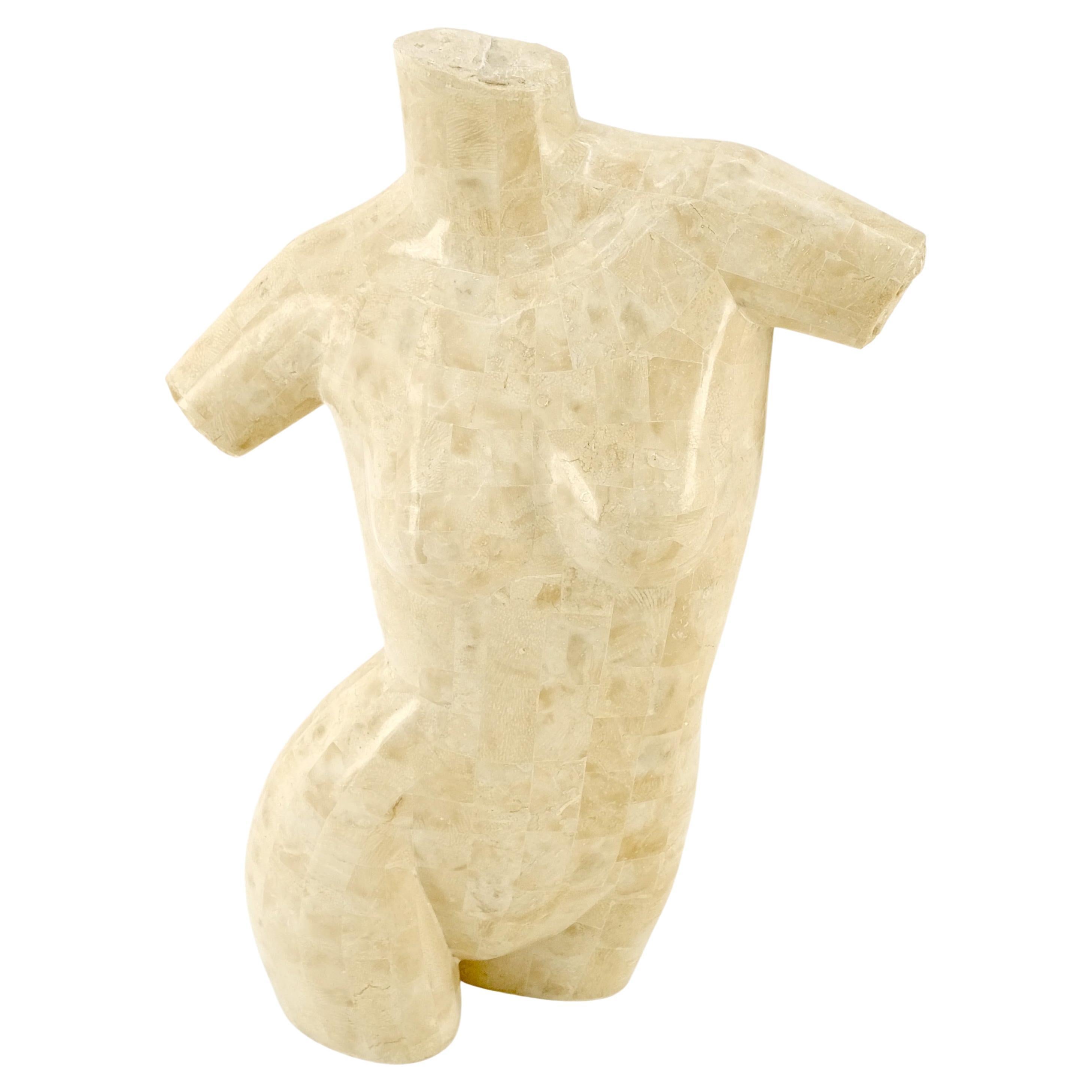 XX secolo Scultura in pietra tessellata, marmo e travertino con torso femminile nudo, zecca! in vendita