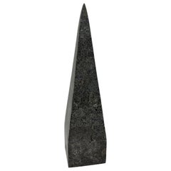 Obelisco de piedra teselada