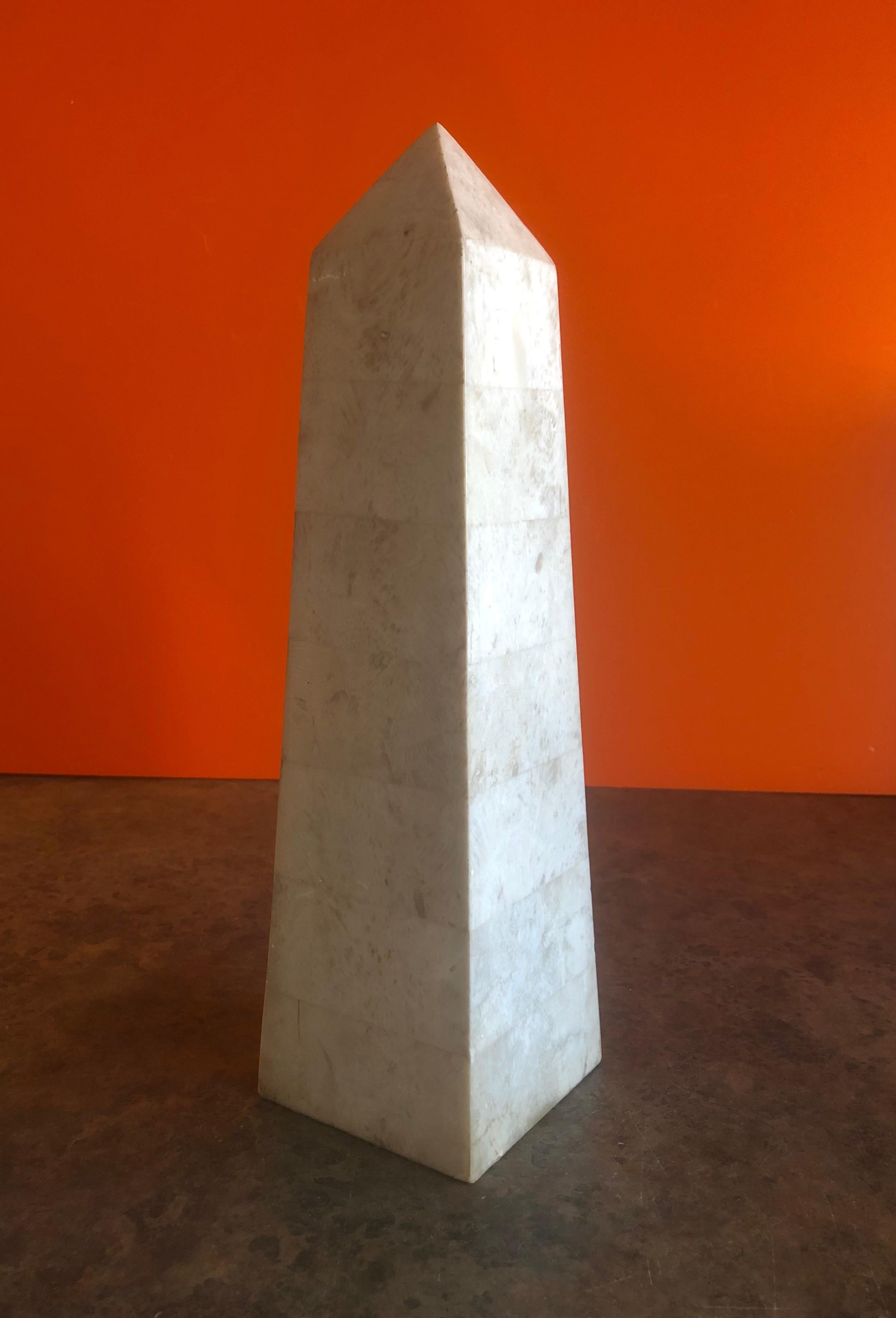 Mosaik-Obelisk aus Stein im Stil des Marquis von Beverly Hills (Postmoderne) im Angebot
