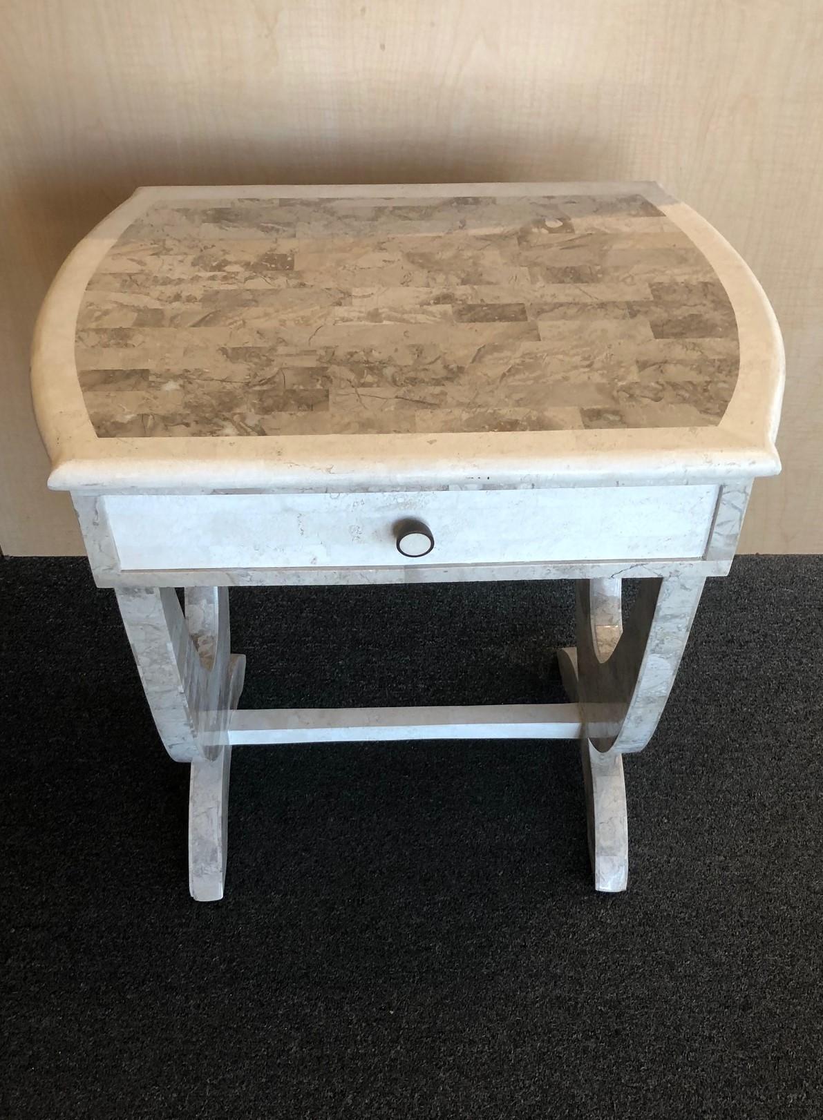 Postmoderne Table d'appoint à un tiroir en pierre tessellée  en vente