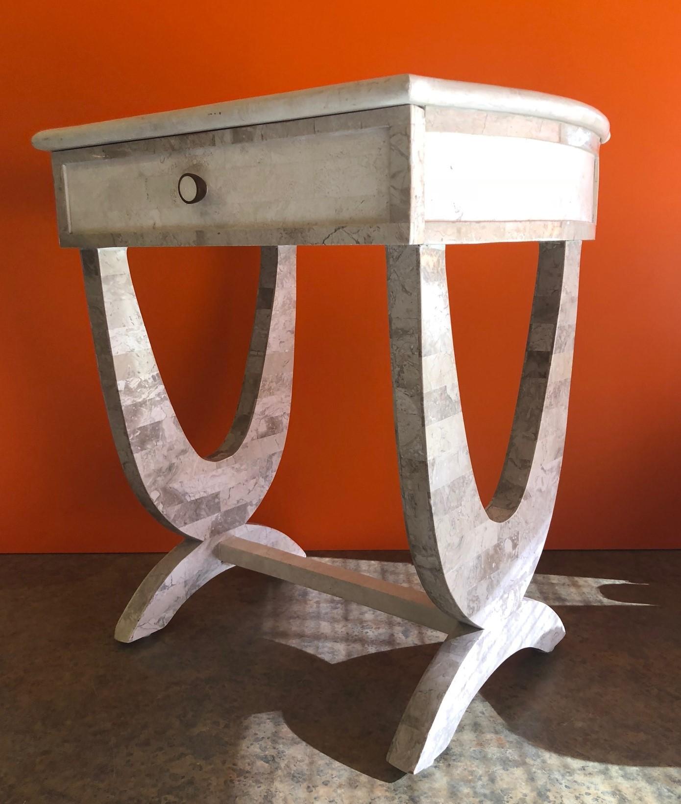 Pierre Table d'appoint à un tiroir en pierre tessellée  en vente
