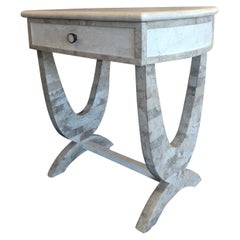 Table d'appoint à un tiroir en pierre tessellée 