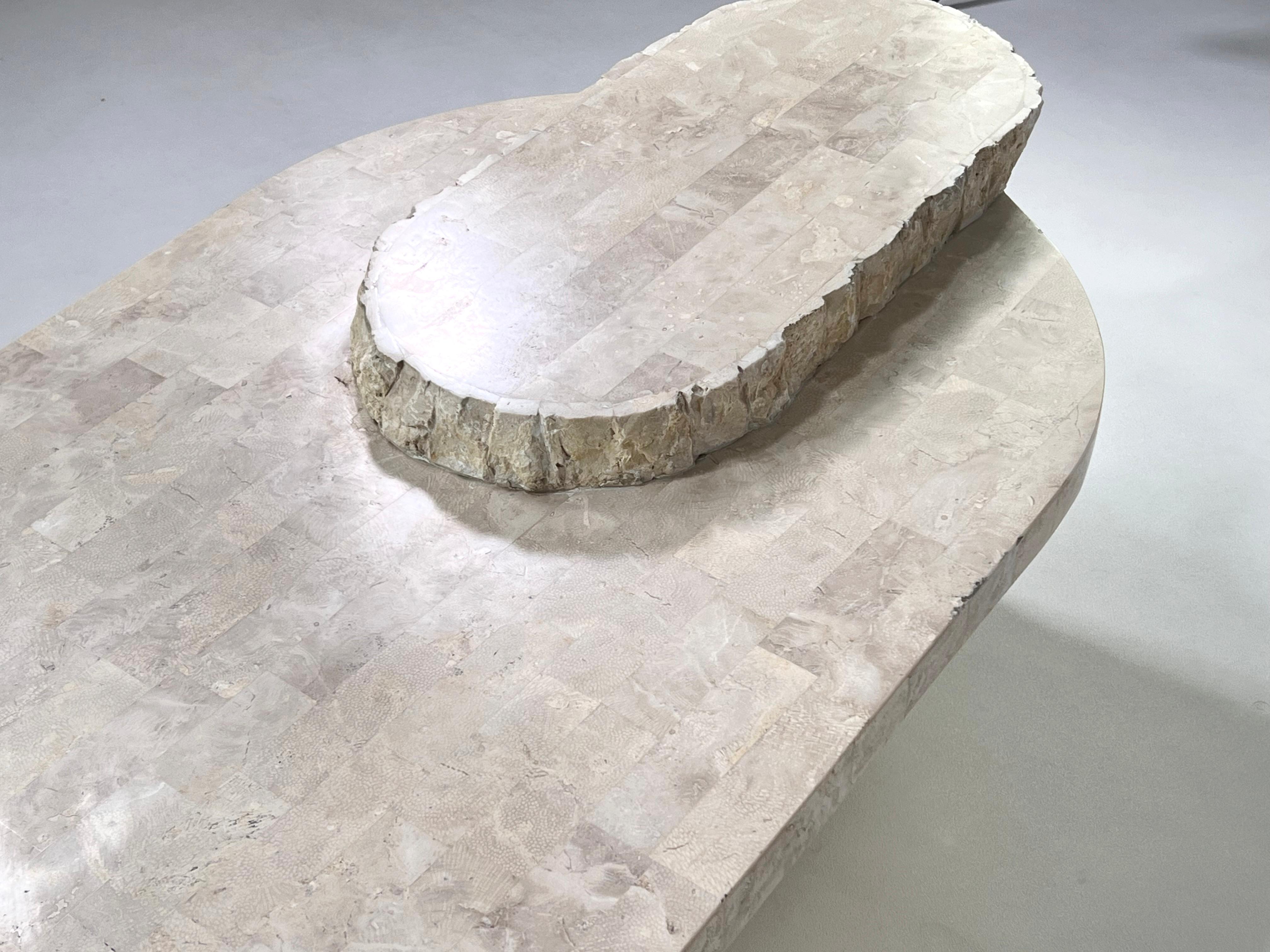Hollywood Regency Table basse ovale en pierre tessellée  en vente