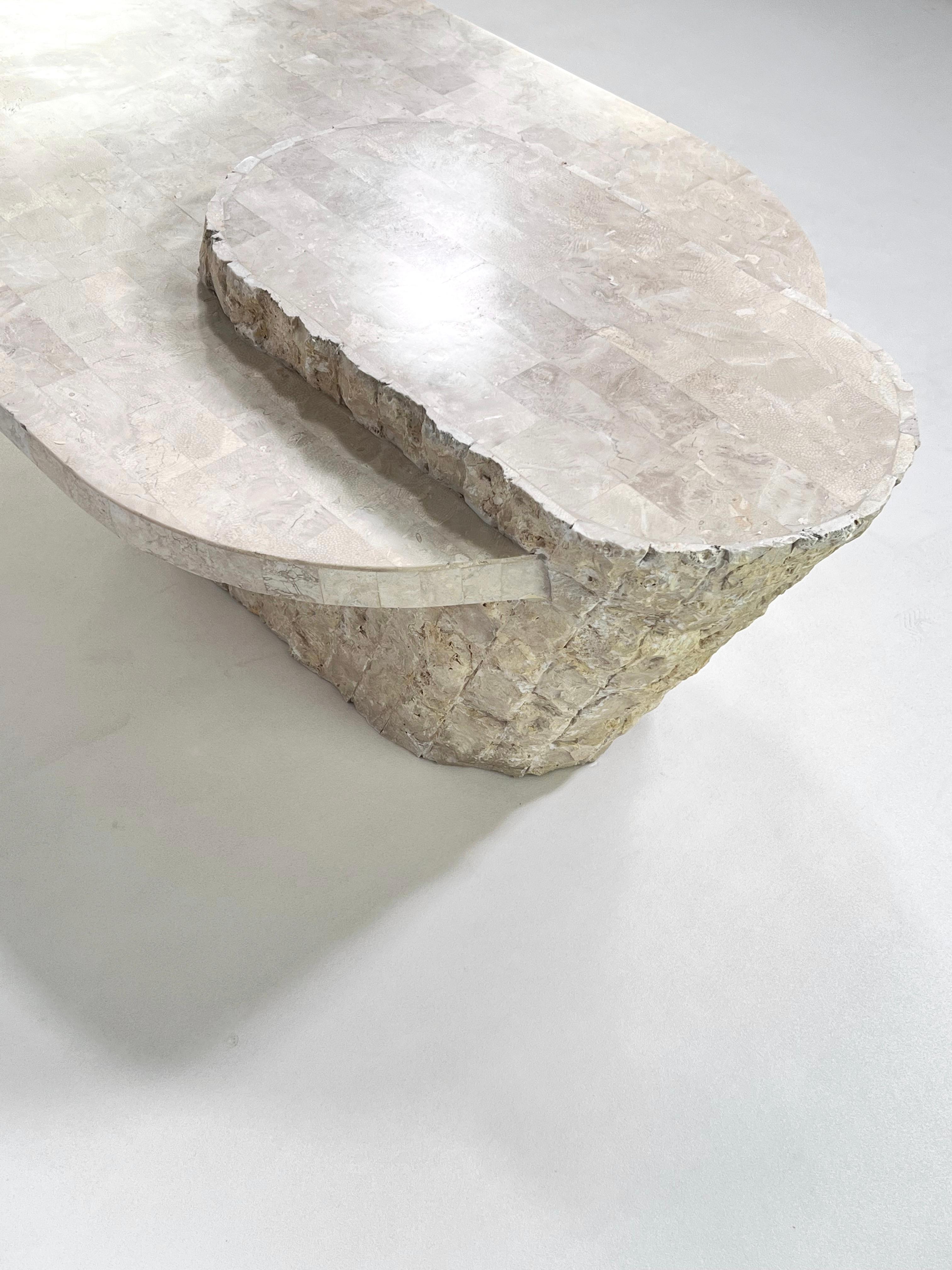 Table basse ovale en pierre tessellée  Excellent état - En vente à Tourcoing, FR