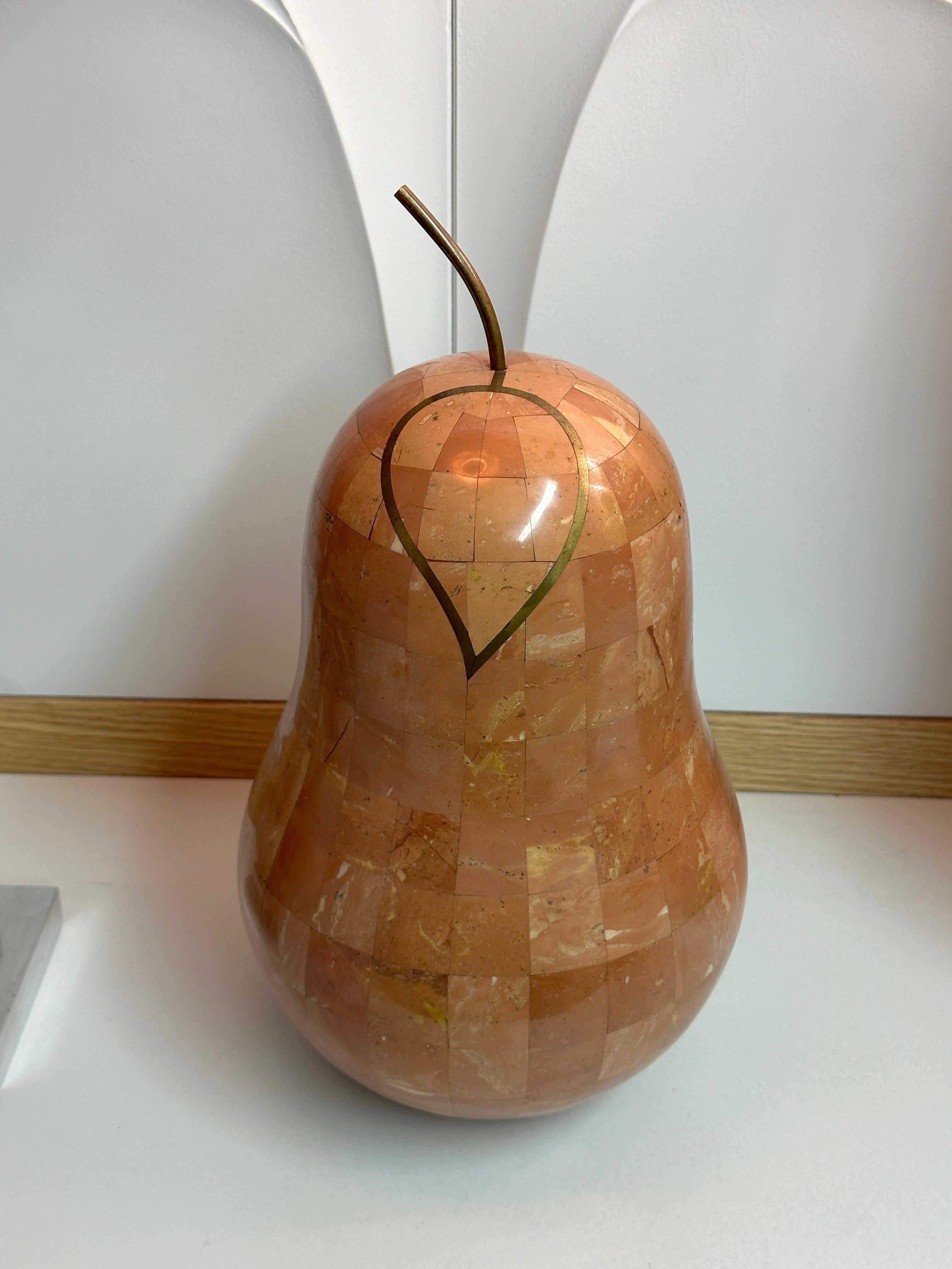 Scultura a pera in pietra tessellata color salmone / fermalibri con dettagli in ottone alla maniera di Maitland Smith 