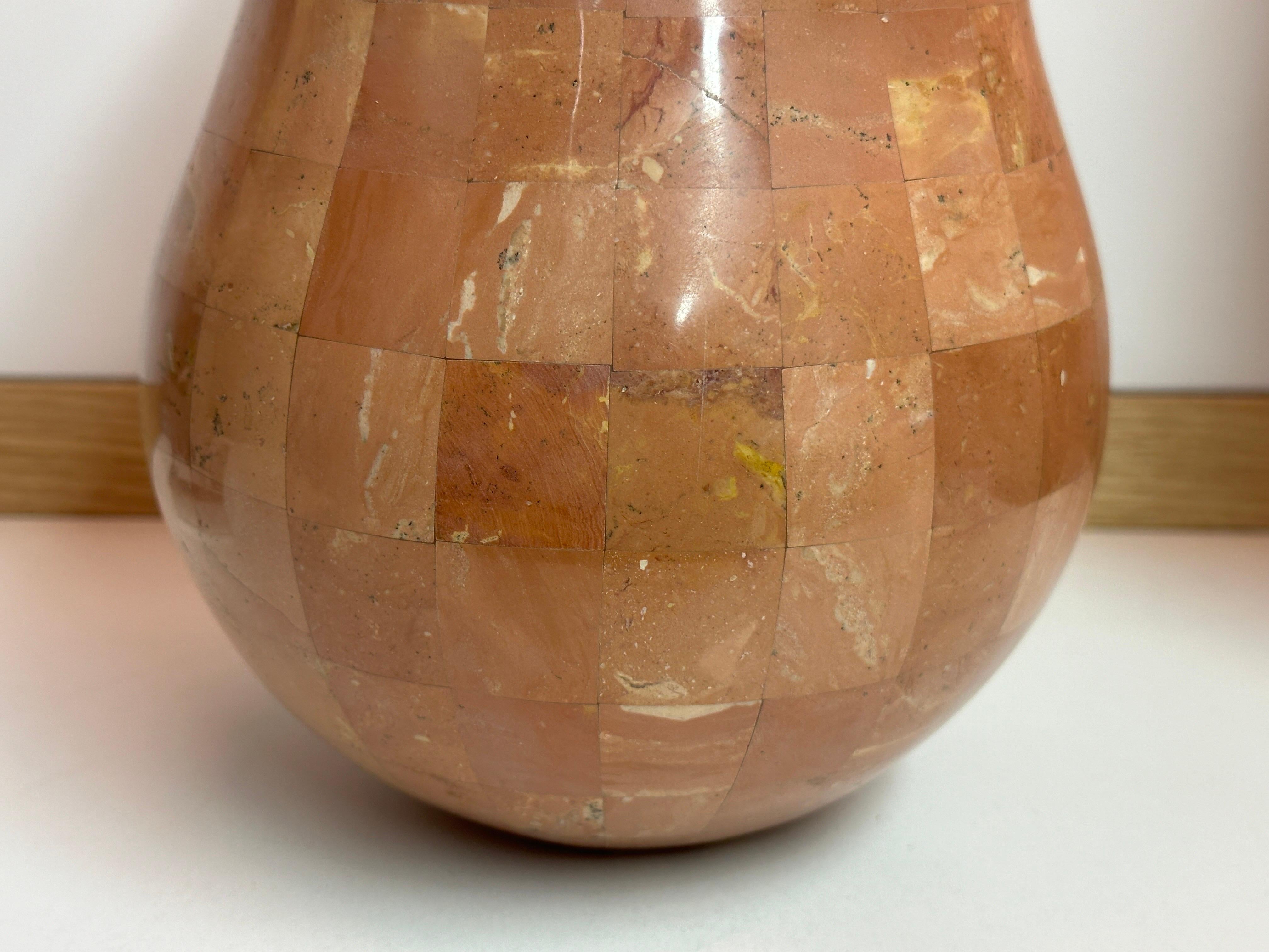 Fine XX secolo Fermalibri con scultura a pera in pietra tessellata in vendita