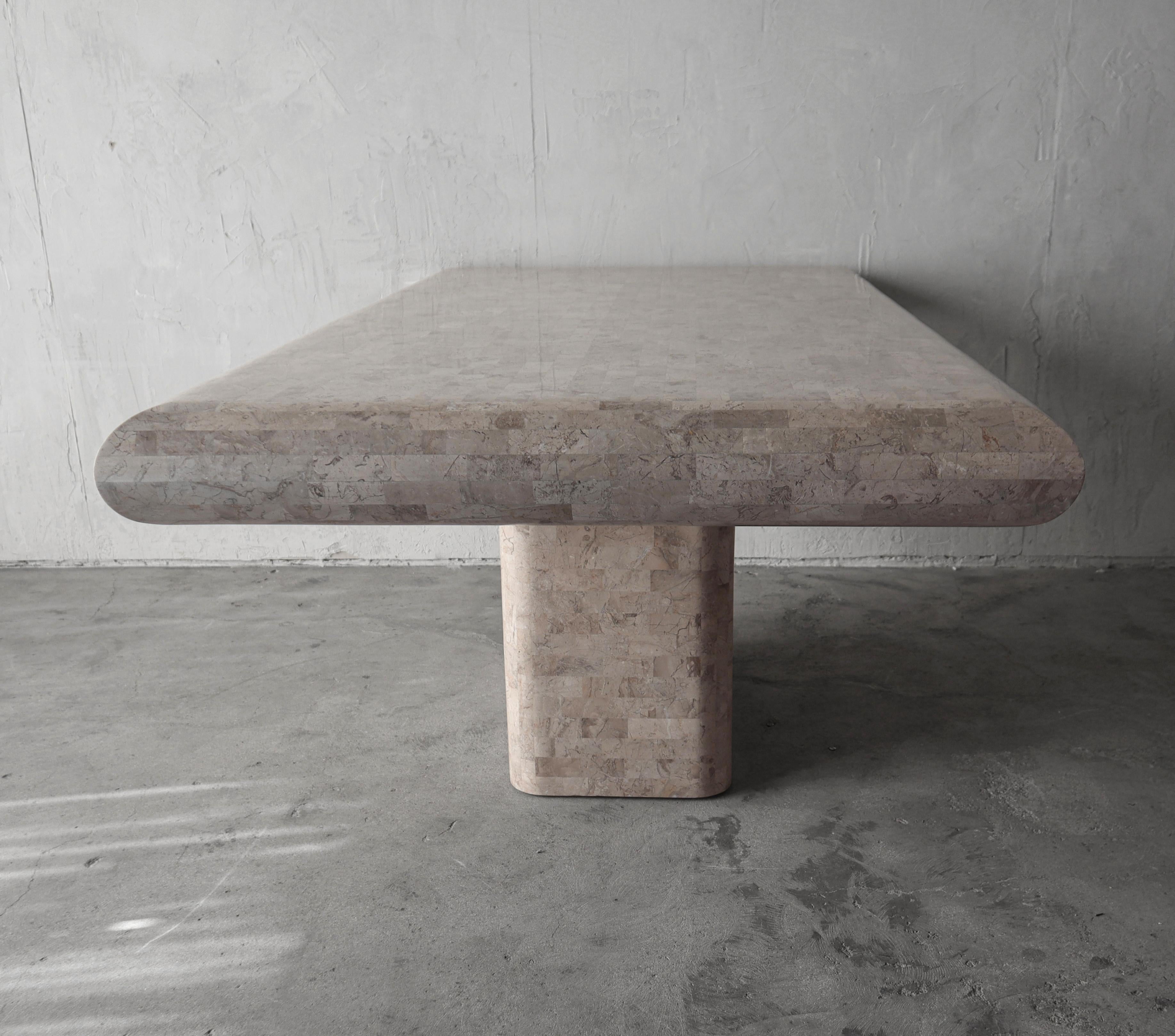 Table de salle à manger à piédestal en pierre tessellée de Maitland Smith en vente 1