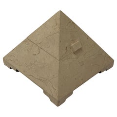 Caja piramidal de piedra teselada