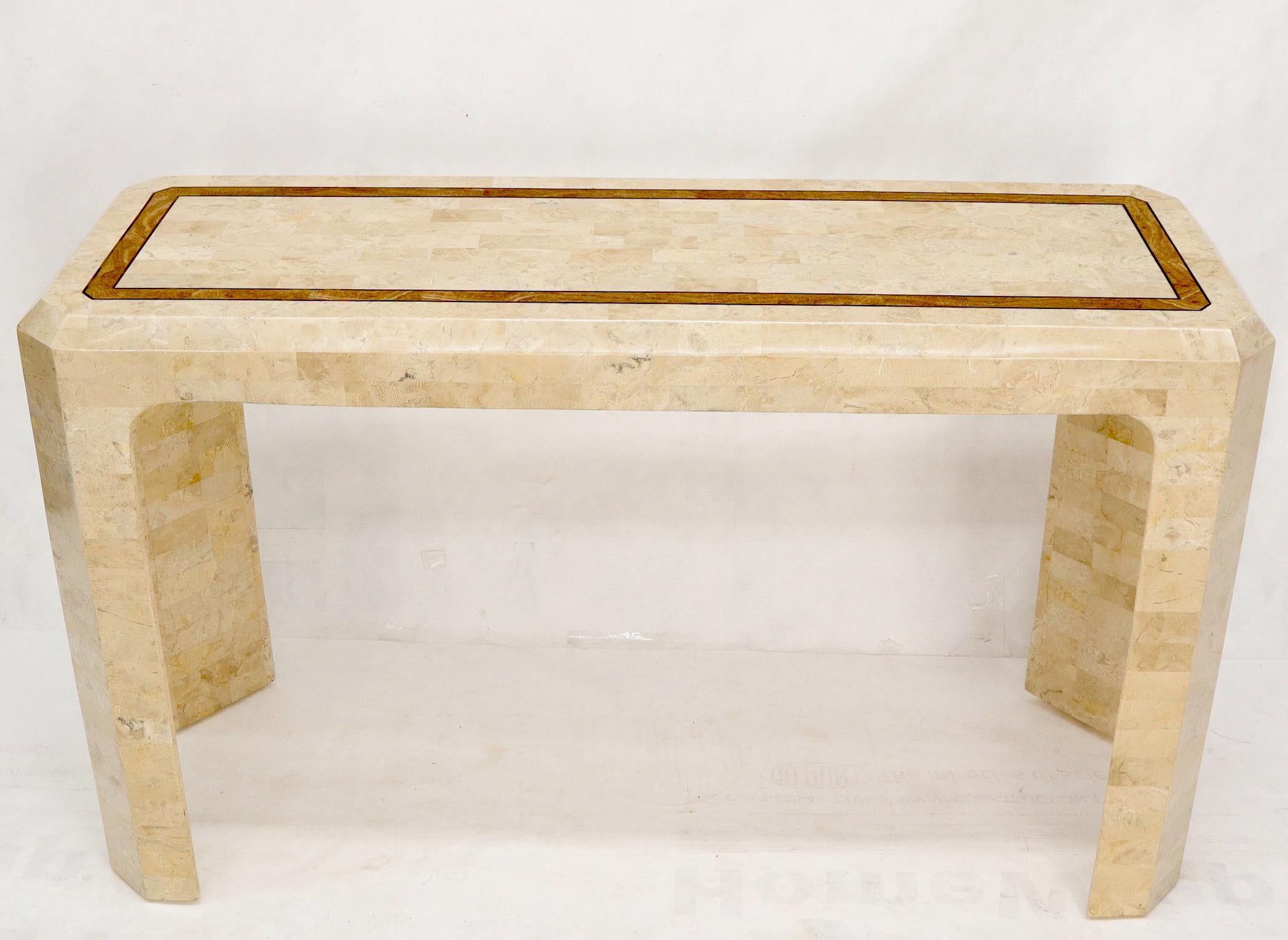Console ou table de canapé en carreaux tessellés de style moderne du milieu du siècle.