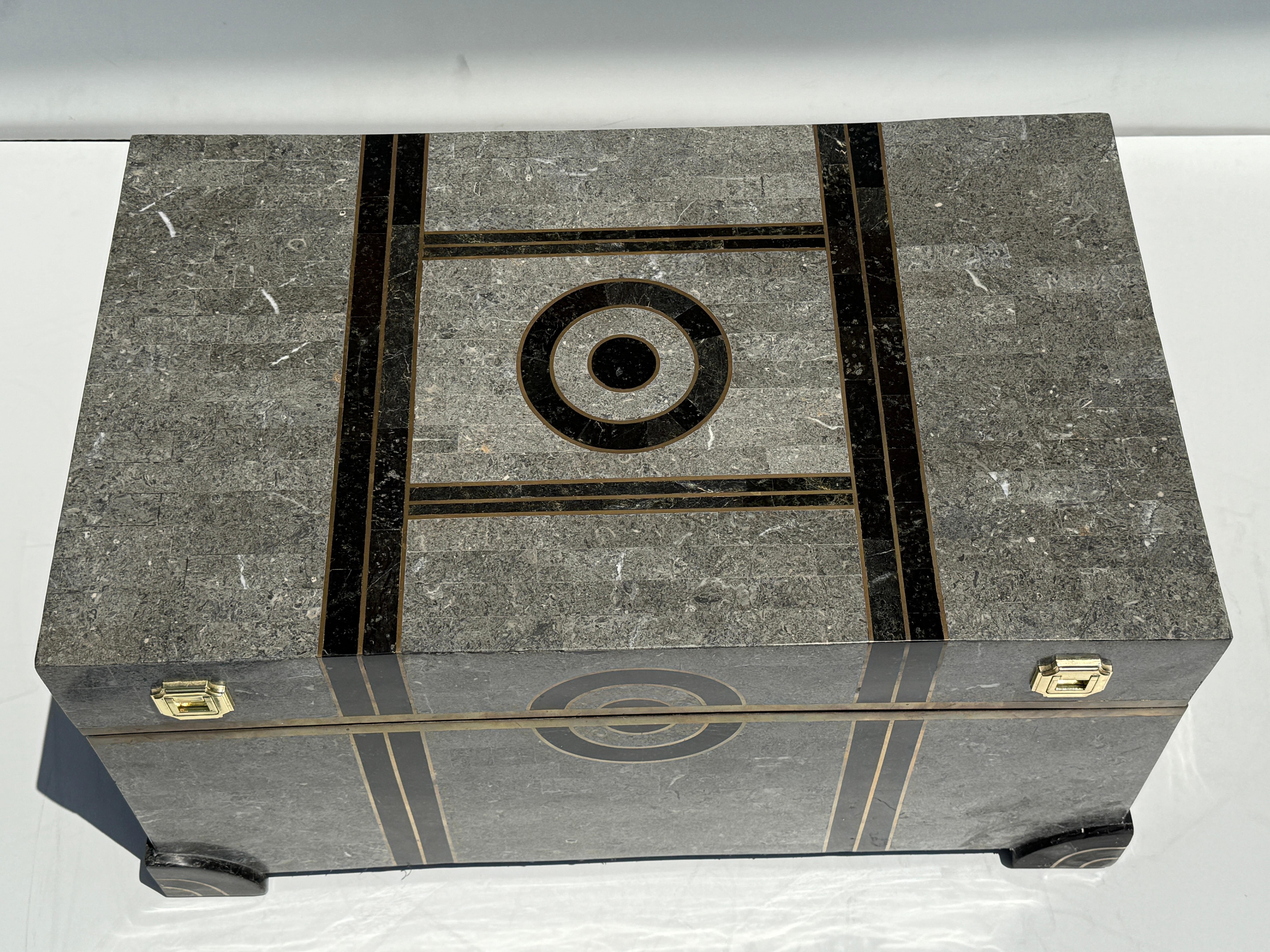 Mosaikierter Stone Trnunk Couchtisch im Angebot 2