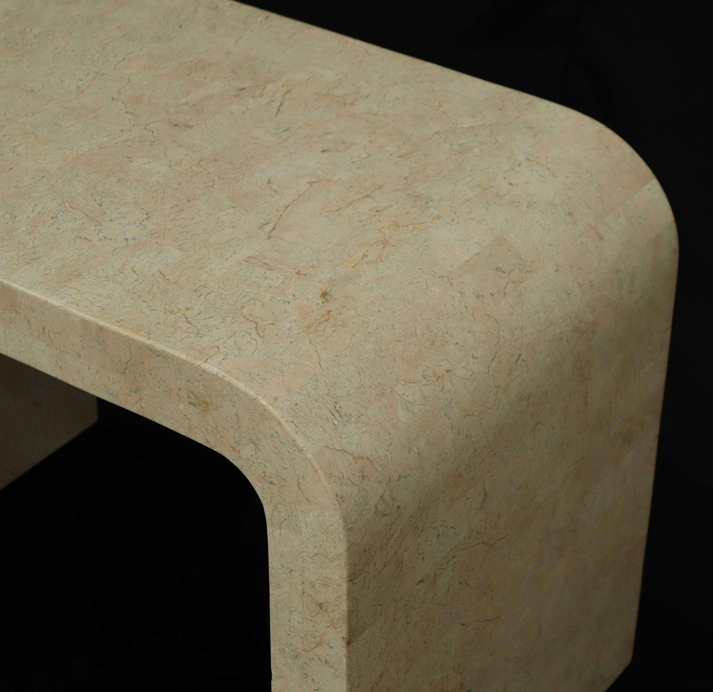 Table basse d'appoint en forme de C en placage de pierre tessellée Excellent état - En vente à Rockaway, NJ