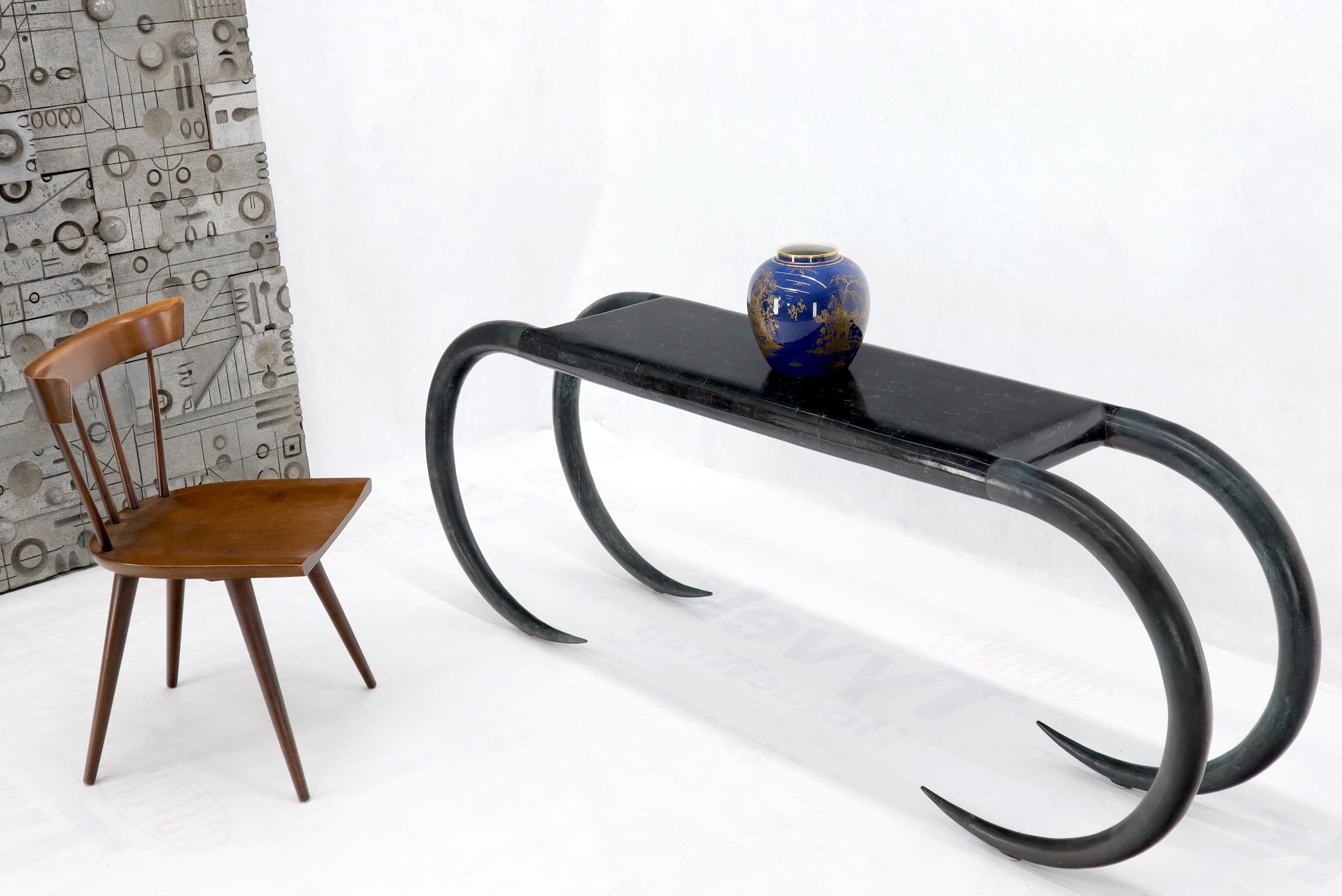 Table console de canapé en pierre tessellée de haute qualité, décorative et moderne du milieu du siècle, sur des pieds en forme de brosme. Excellente condition et pièce de qualité.
  