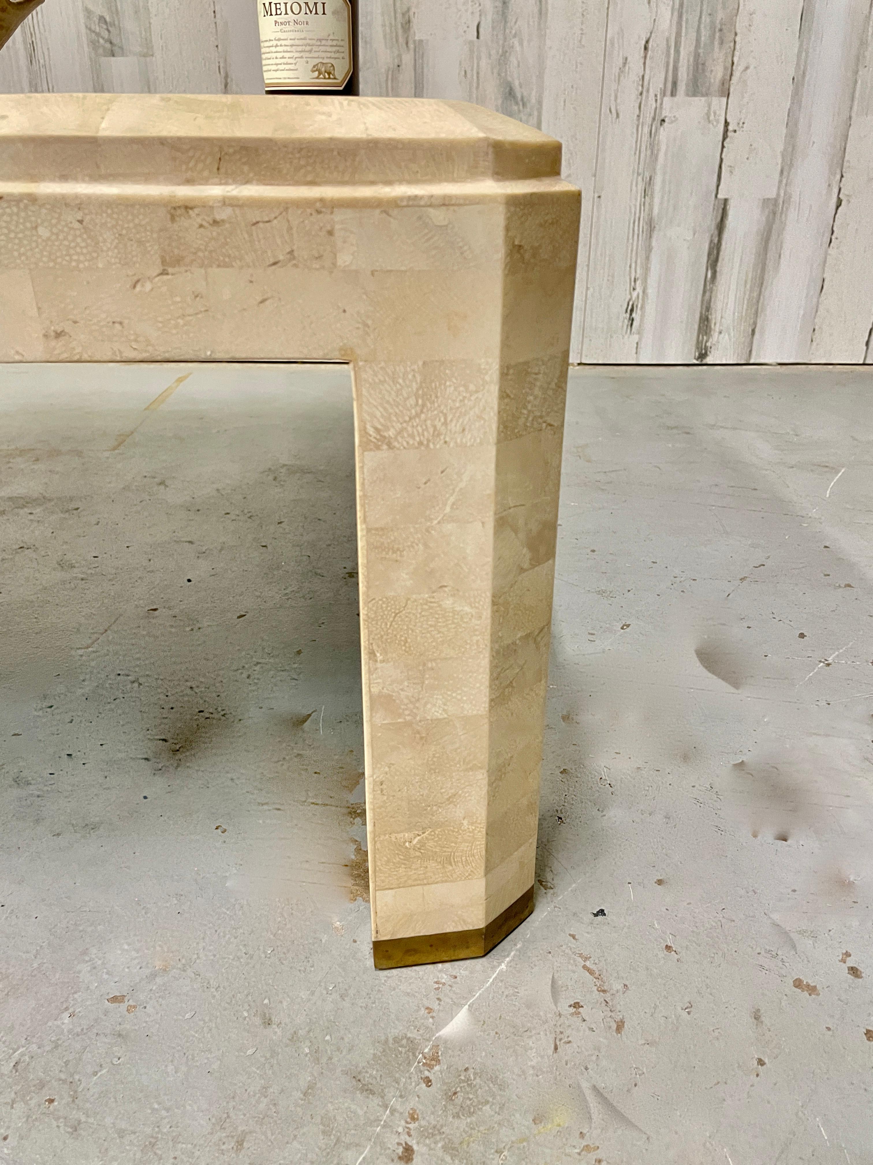Moderne Table basse en pierre tessellée et incrustation de laiton en vente