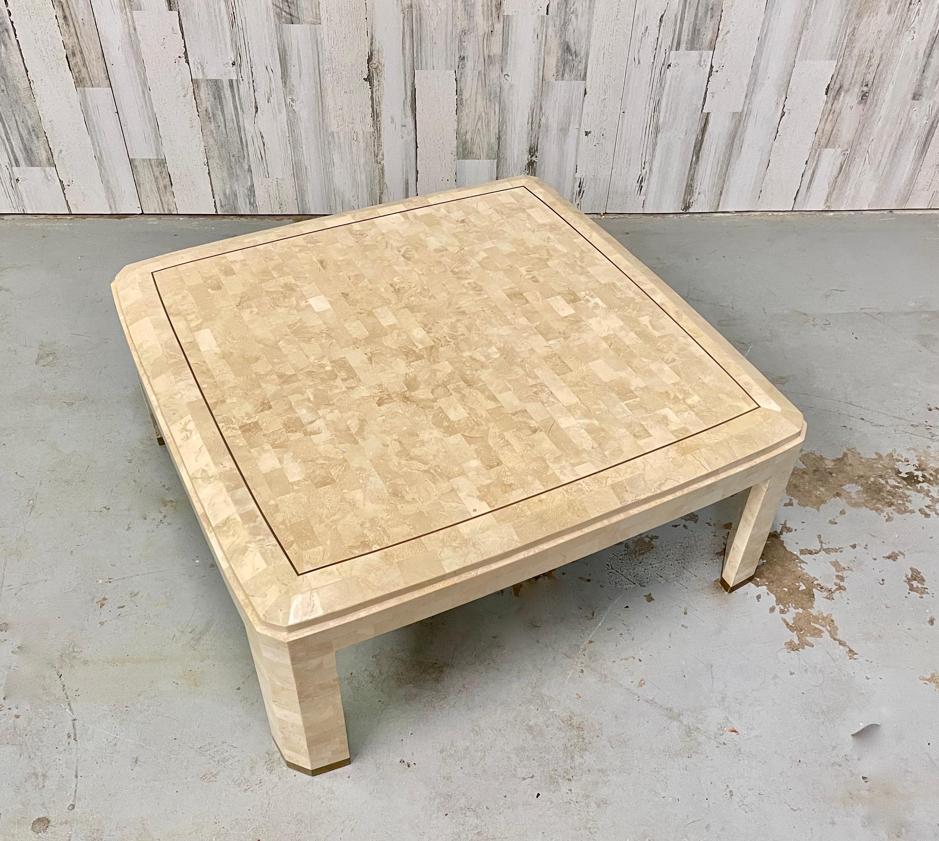 Pierre Table basse en pierre tessellée et incrustation de laiton en vente