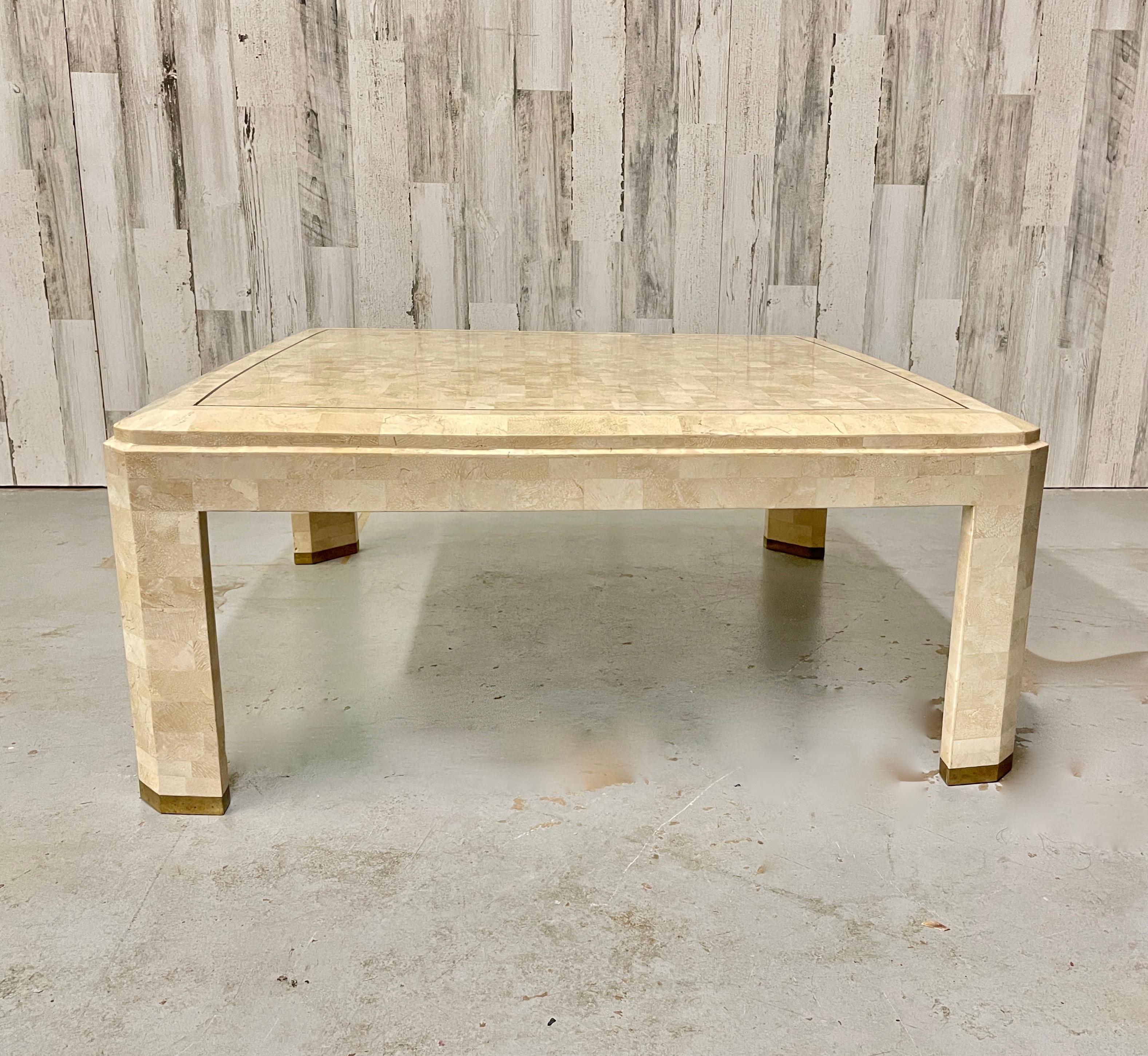 Table basse en pierre tessellée et incrustation de laiton en vente 1