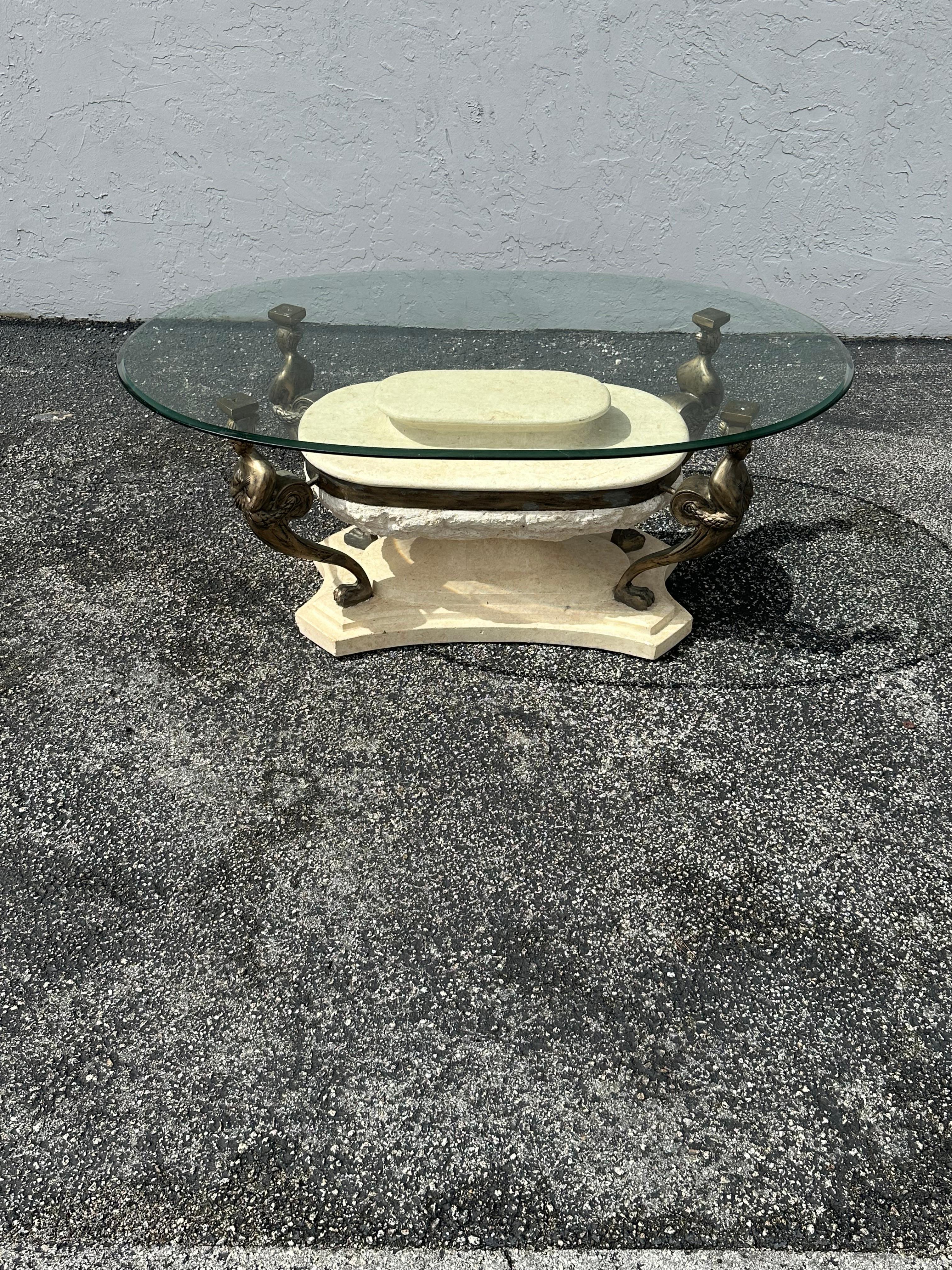 Transportez-vous dans les années 1980, élégantes et sophistiquées, avec cette table basse figurative en travertin et en fer de Maitland Smith Tessellated. Cette table rarissime dégage un air de luxe et de raffinement. Le design est remarquable