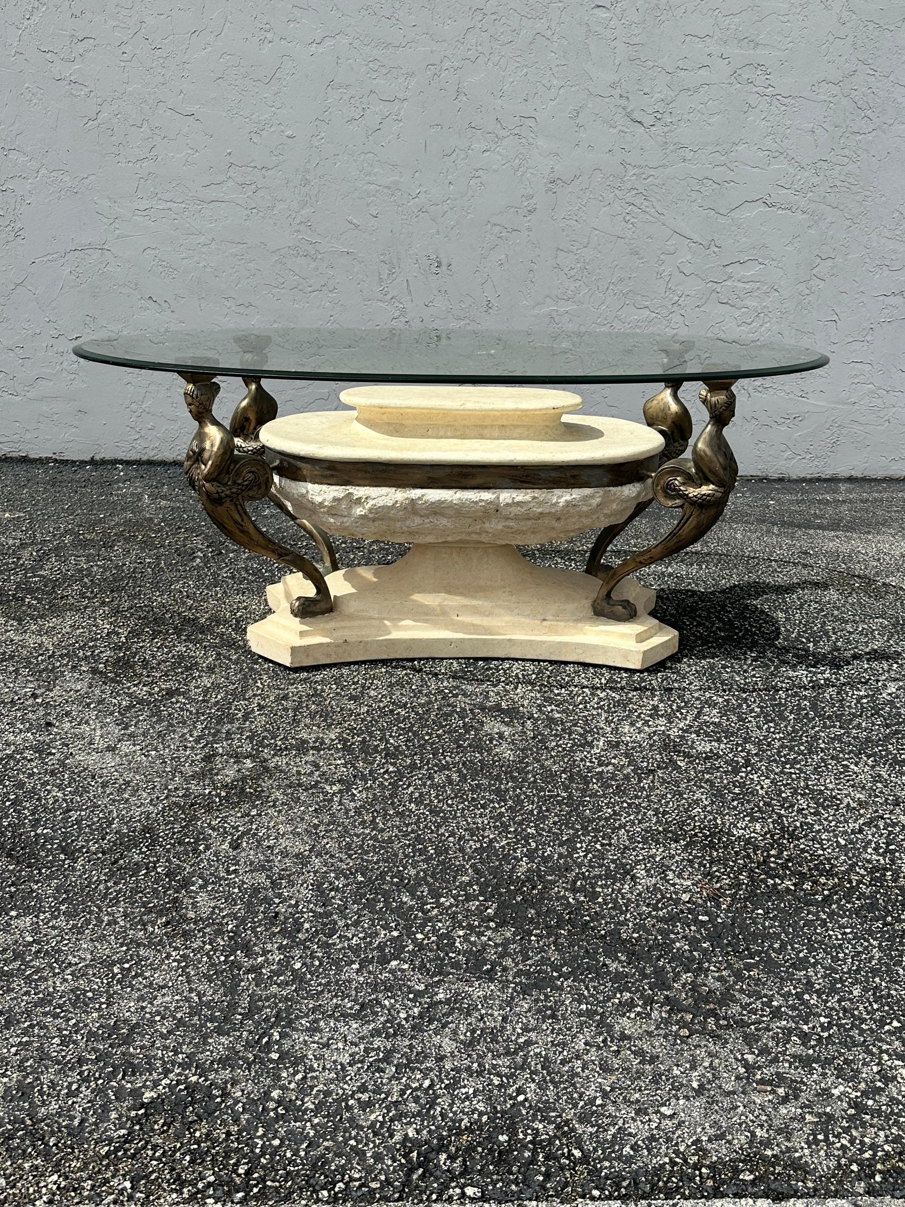 Postmoderne Table basse figurative Maitland Smith en travertin tessellé des années 1980 en vente