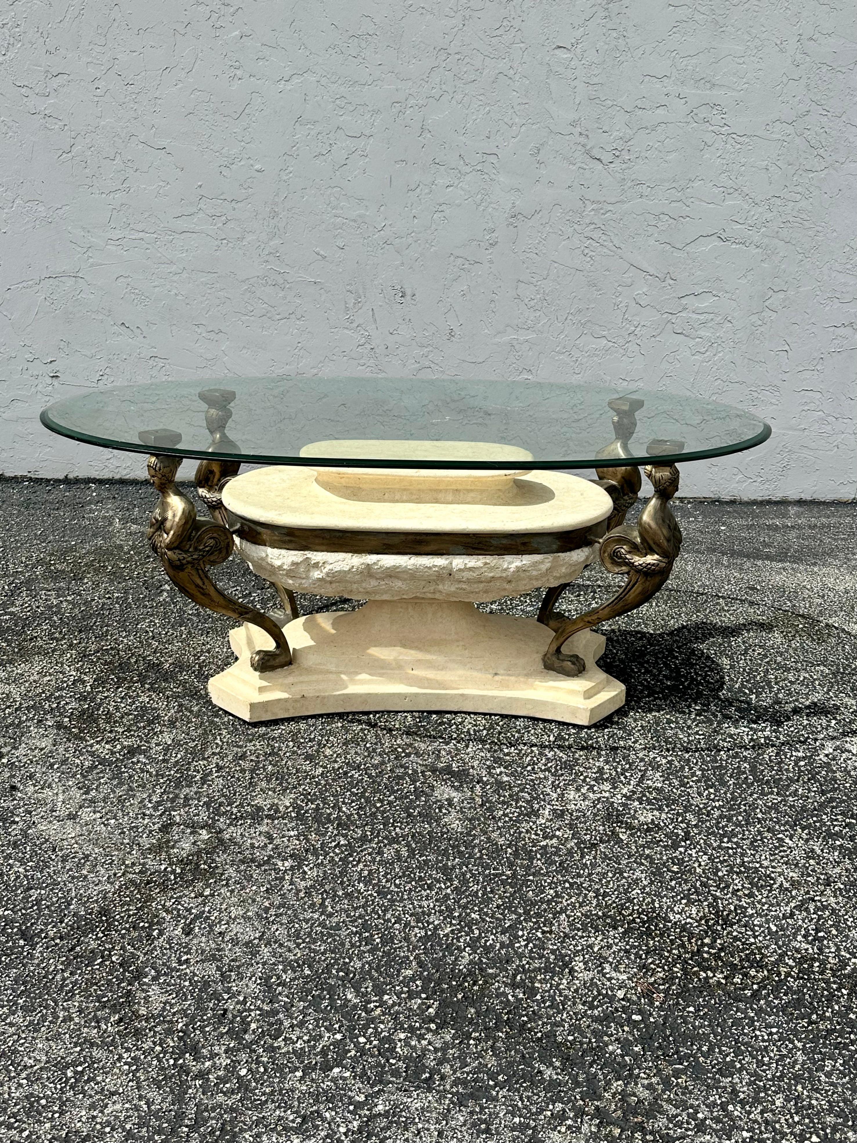 Philippin Table basse figurative Maitland Smith en travertin tessellé des années 1980 en vente