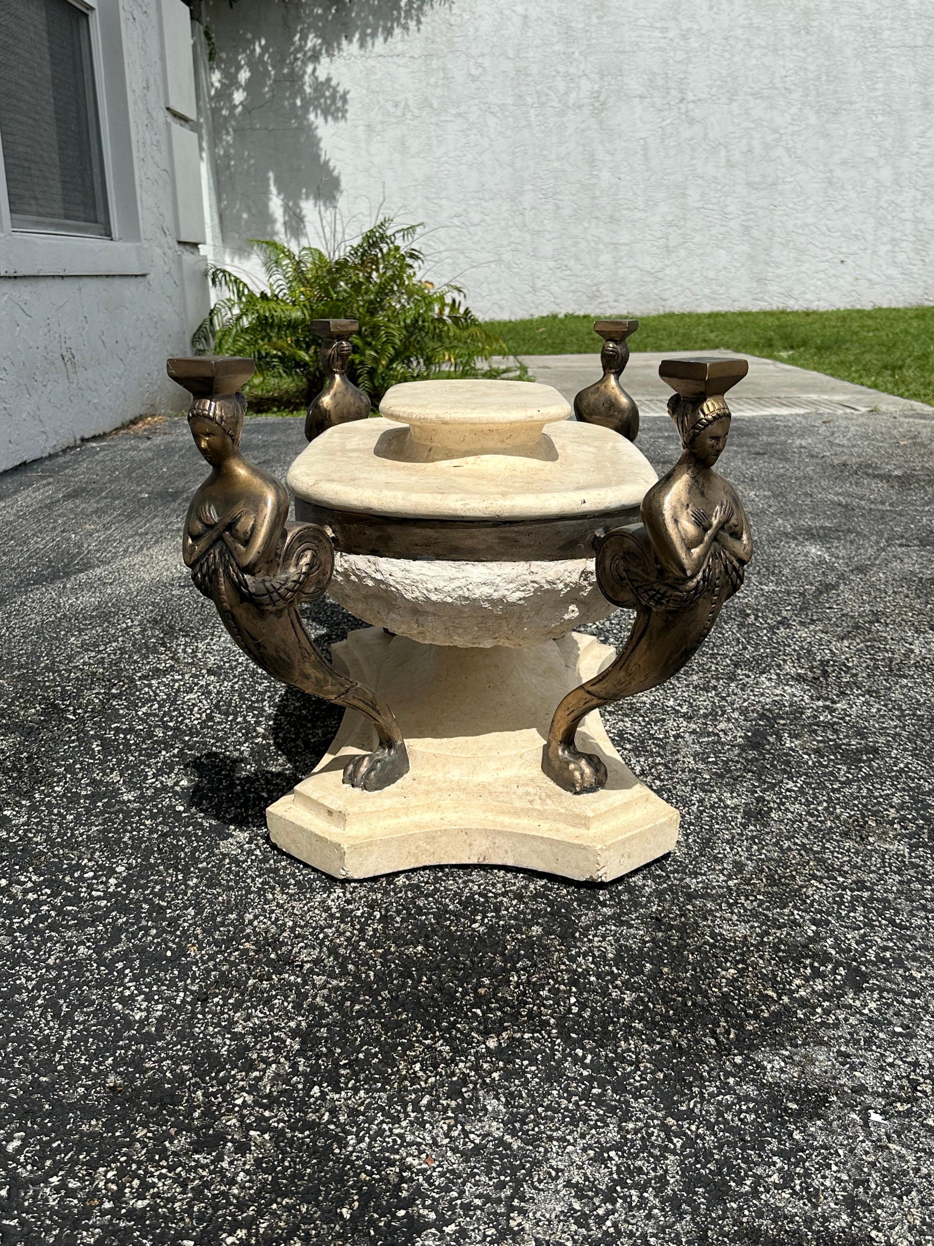 Pierre Table basse figurative Maitland Smith en travertin tessellé des années 1980 en vente