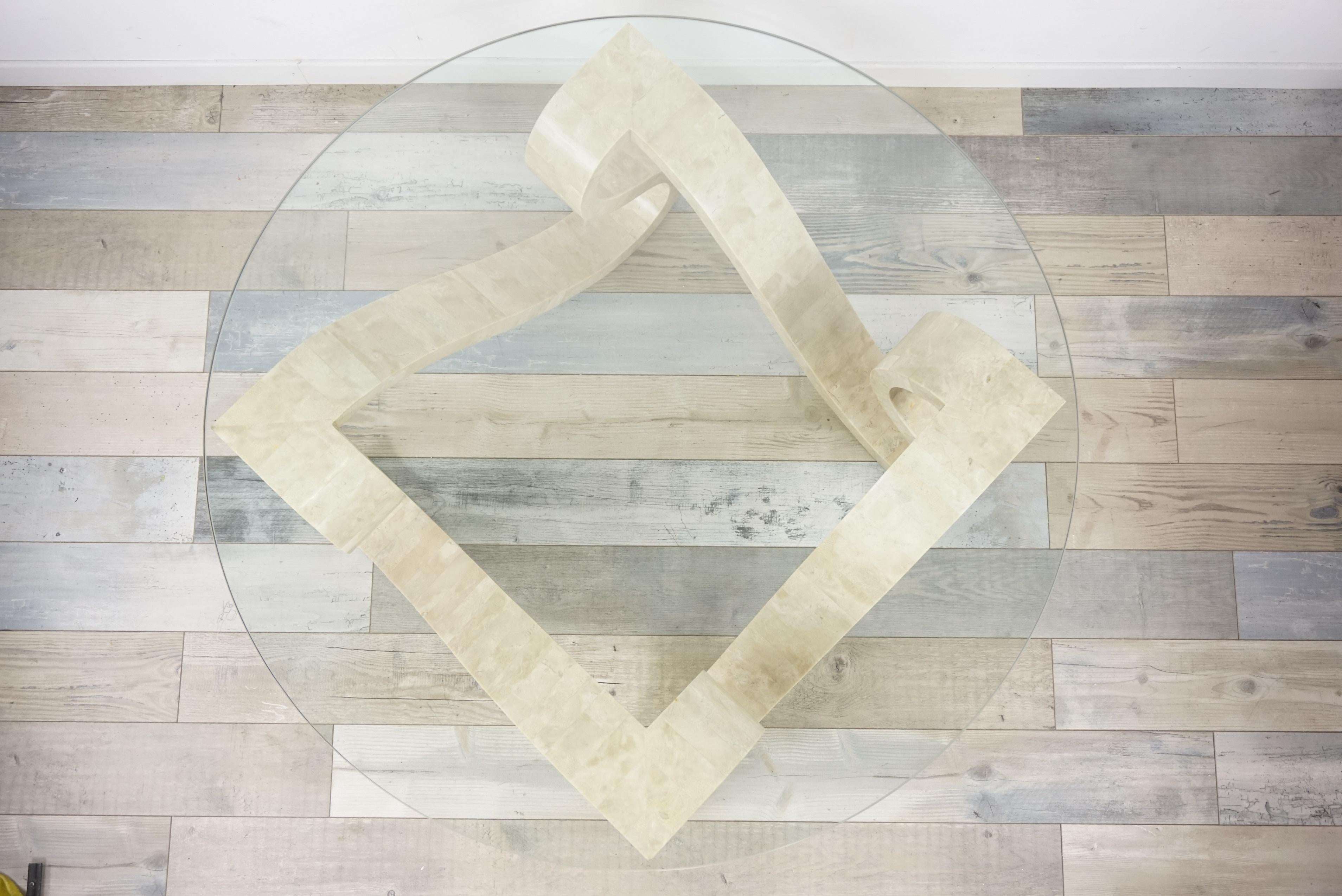 Tessellated Travertine Marquetry and Round Glass Tray Coffee Table (20. Jahrhundert)