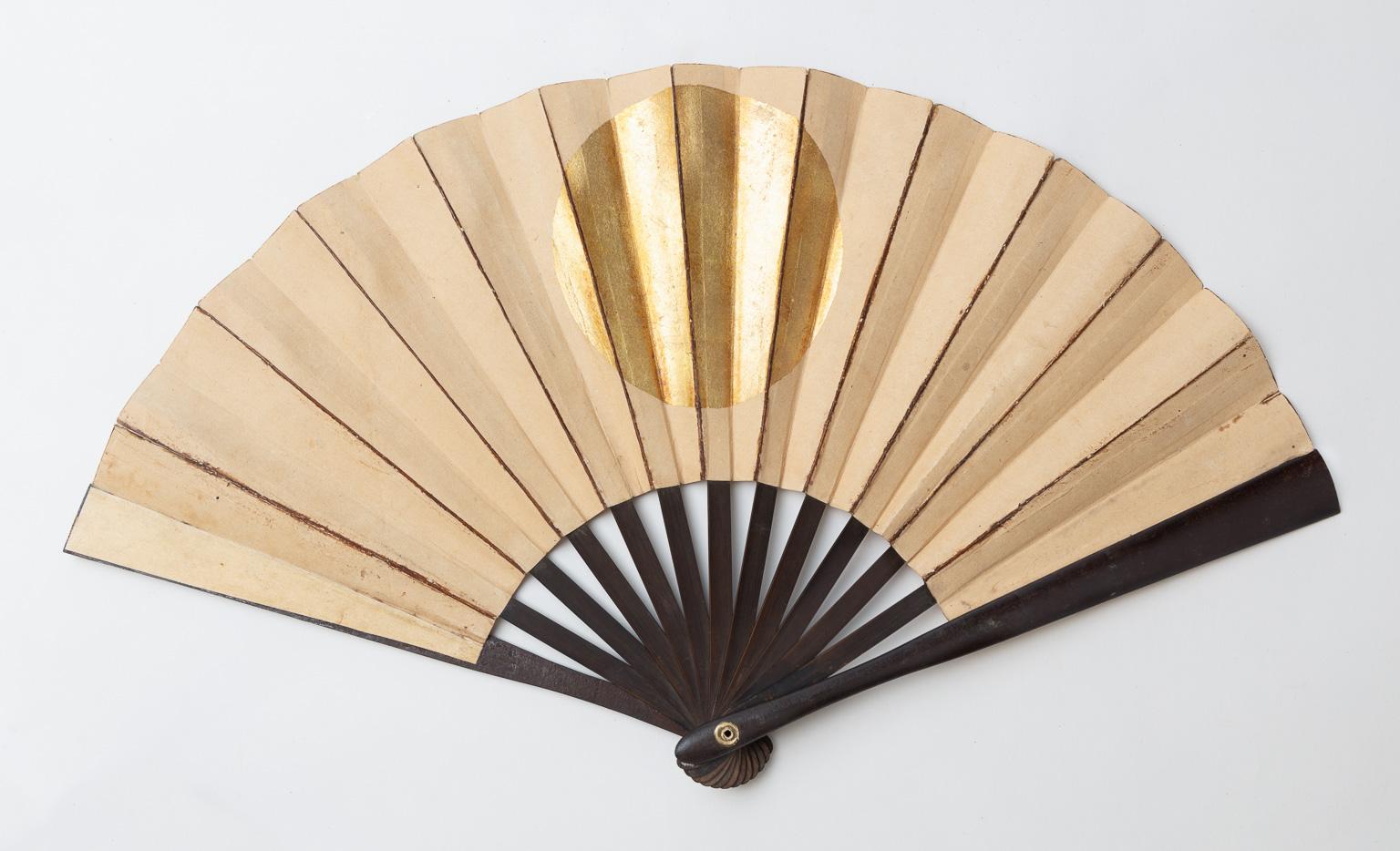 Iron, paper with pigments and bamboo.
Menhari-gata (opening fan), sensu-gata (enlongated shape)
Lenght: 31.2

Iron fan with an elegant shape, with eleven bamboo ribs.

Customarily carried in the hands or tucked in the obi (belt), the folding