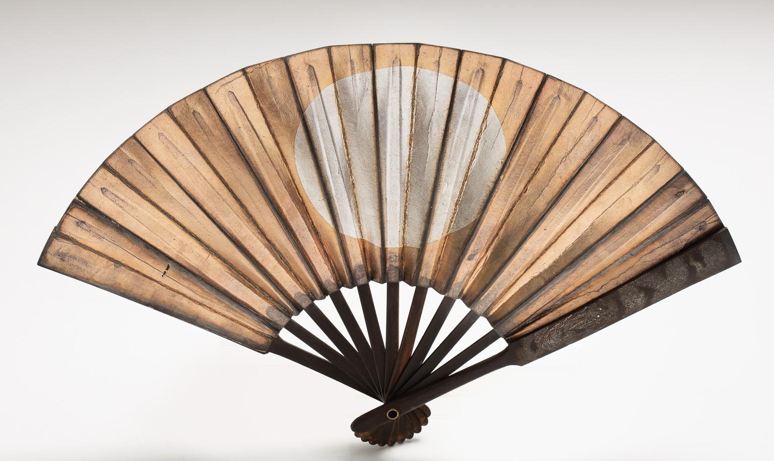 Tessen
Fighting fan

Mid Edo period (1615-1867), 

Iron, paper with silver and gold-leaf and bamboo.

Menhari-gata (opening fan), sensu-gata (enlongated shape)

Measures: Length 33.5 cm., width open 55 cm.

 

Iron fan with an elegant