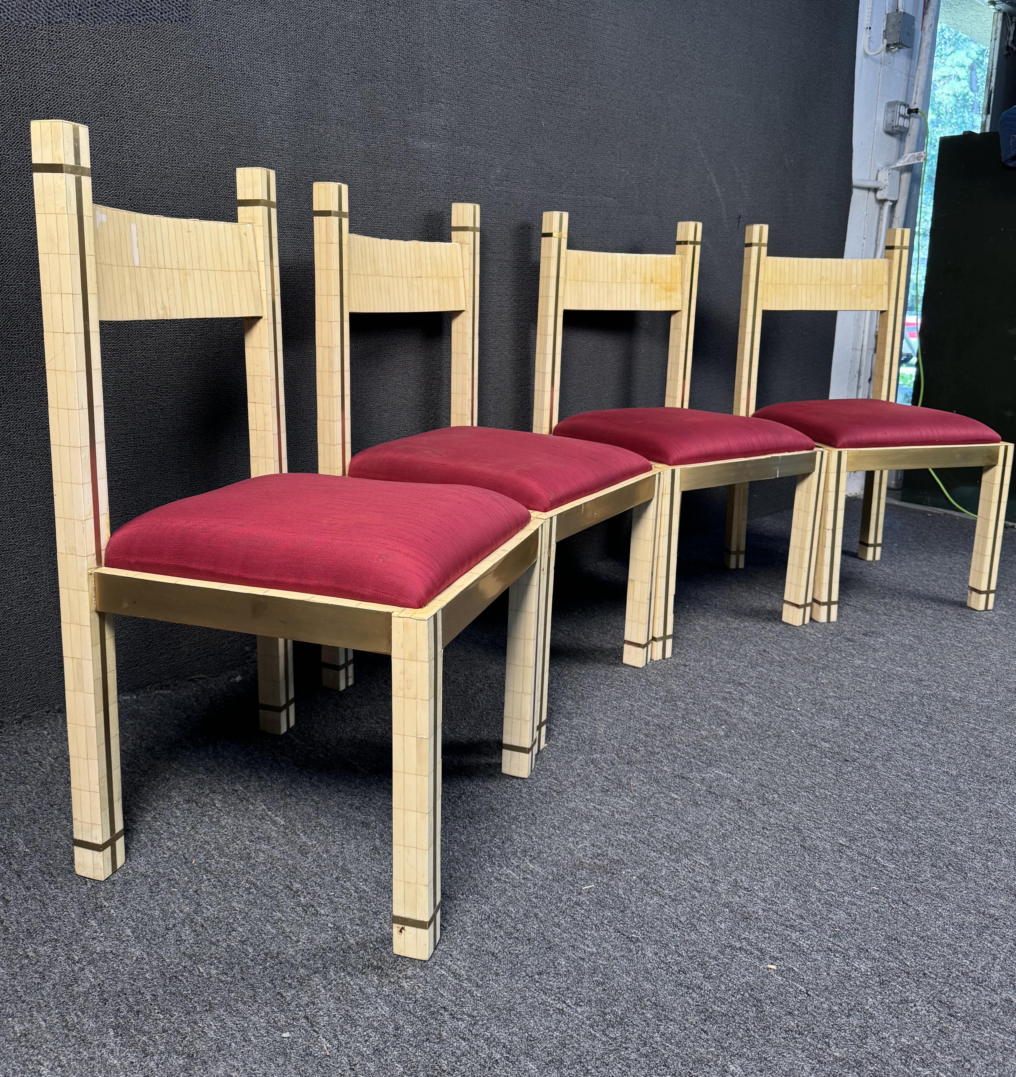 Sedie in stile Enrique Garcel in tessere e ottone. Regali e sobrie, queste sedie da pranzo sono caratterizzate da pezzi di pietra tassellati e da finiture in ottone intarsiato, che conferiscono un tocco di antico artigianato. Uno splendido set di