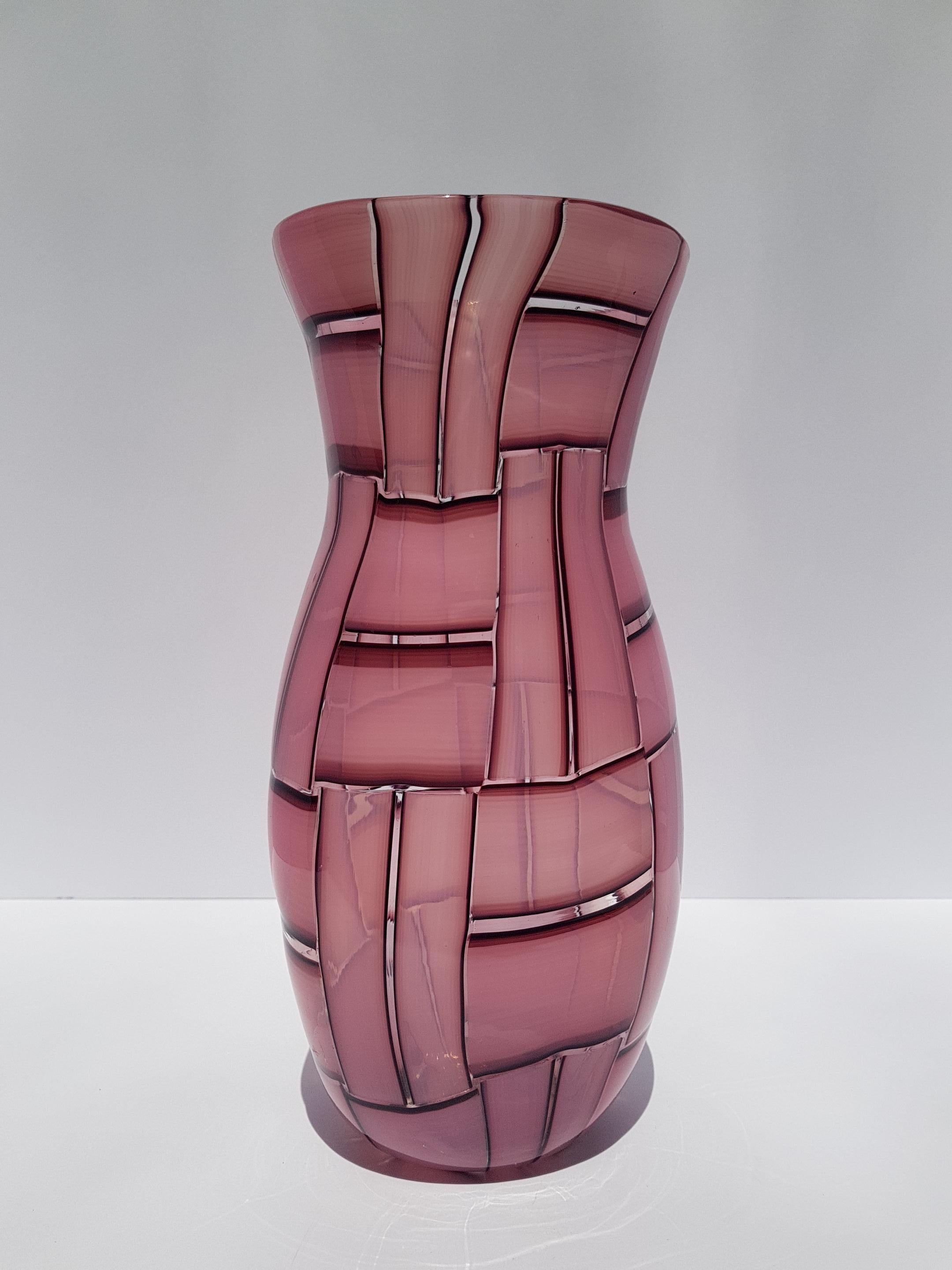 Rarissimo vaso in vetro artistico a tessere di grandi dimensioni attribuito a Ercole Barovier della leggendaria vetreria veneziana Barovier&Toso. Disegnato e soffiato a mano sull'isola italiana di Murano, questo raro vaso è realizzato con la