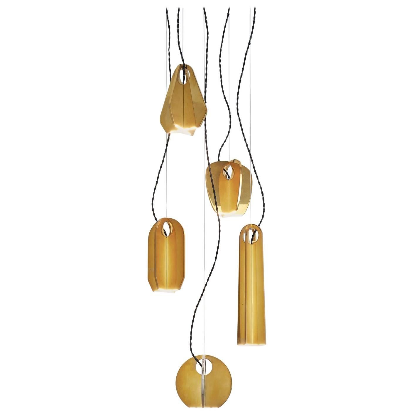 Il lampadario Tessere è una sospensione minimalista composta da forme geometriche lineari che si intersecano per generare uno spazio tridimensionale.
I due elementi, realizzati con la stessa lastra di ottone, sono combinati in un unico pezzo