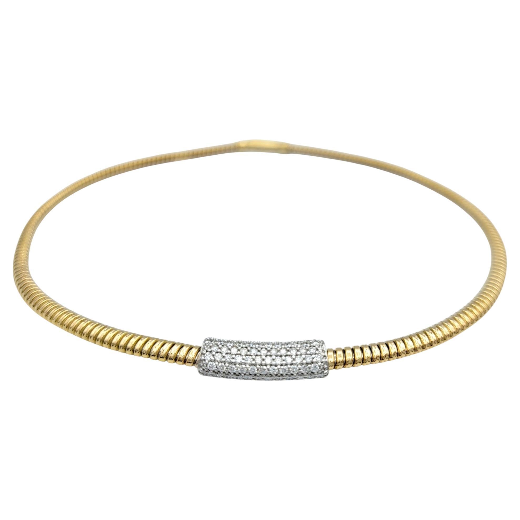 Eleva la tua collezione di gioielli con questa squisita collana a girocollo in stile tubogas di Tessitore, realizzata in lussuoso oro giallo e bianco a 18 carati. Questo pezzo sofisticato presenta una sezione centrale di pavé di diamanti abbaglianti