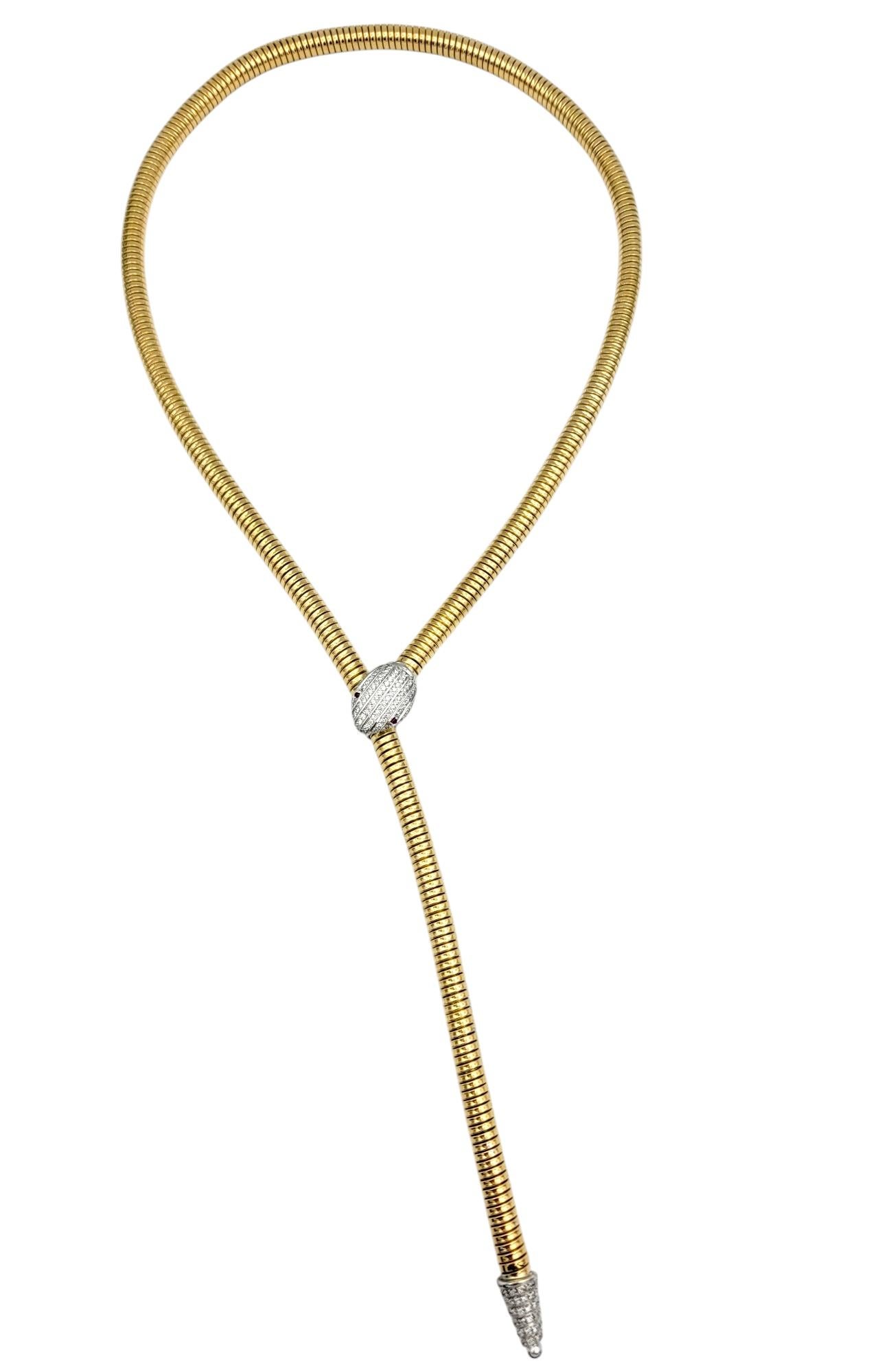 Enthüllen Sie ein Meisterwerk der Raffinesse mit diesem außergewöhnlichen Tessitore Pavé-Diamant-Tubogas-Schlangencollier. Dieses einzigartige Design aus luxuriösem 18-karätigem Gelb- und Weißgold ist von der fließenden Eleganz einer Schlange