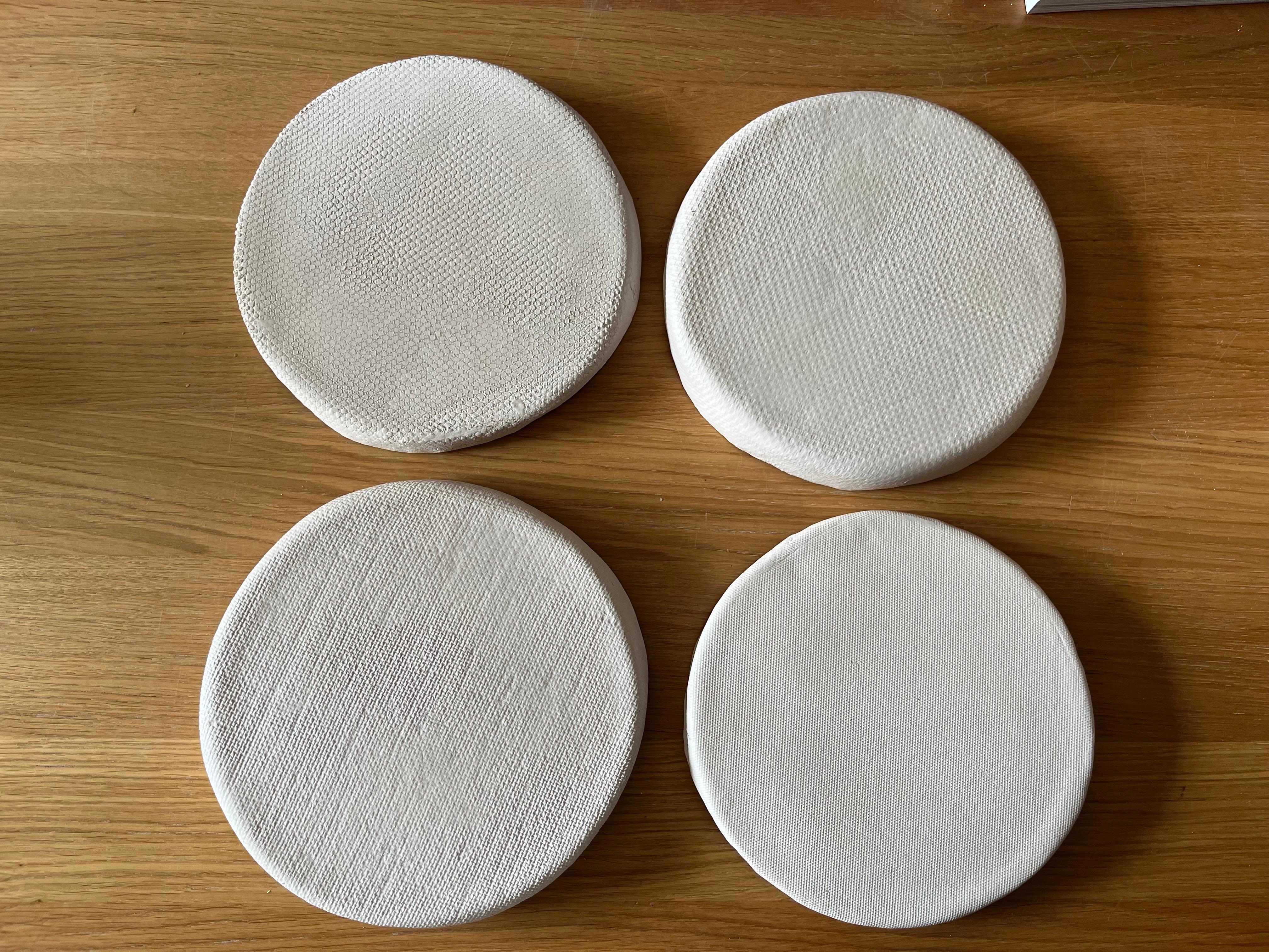 TESSUTI/Piatti decorativi in ceramica bianca opaca ispirati ai tessuti d'arredo. For Sale 12