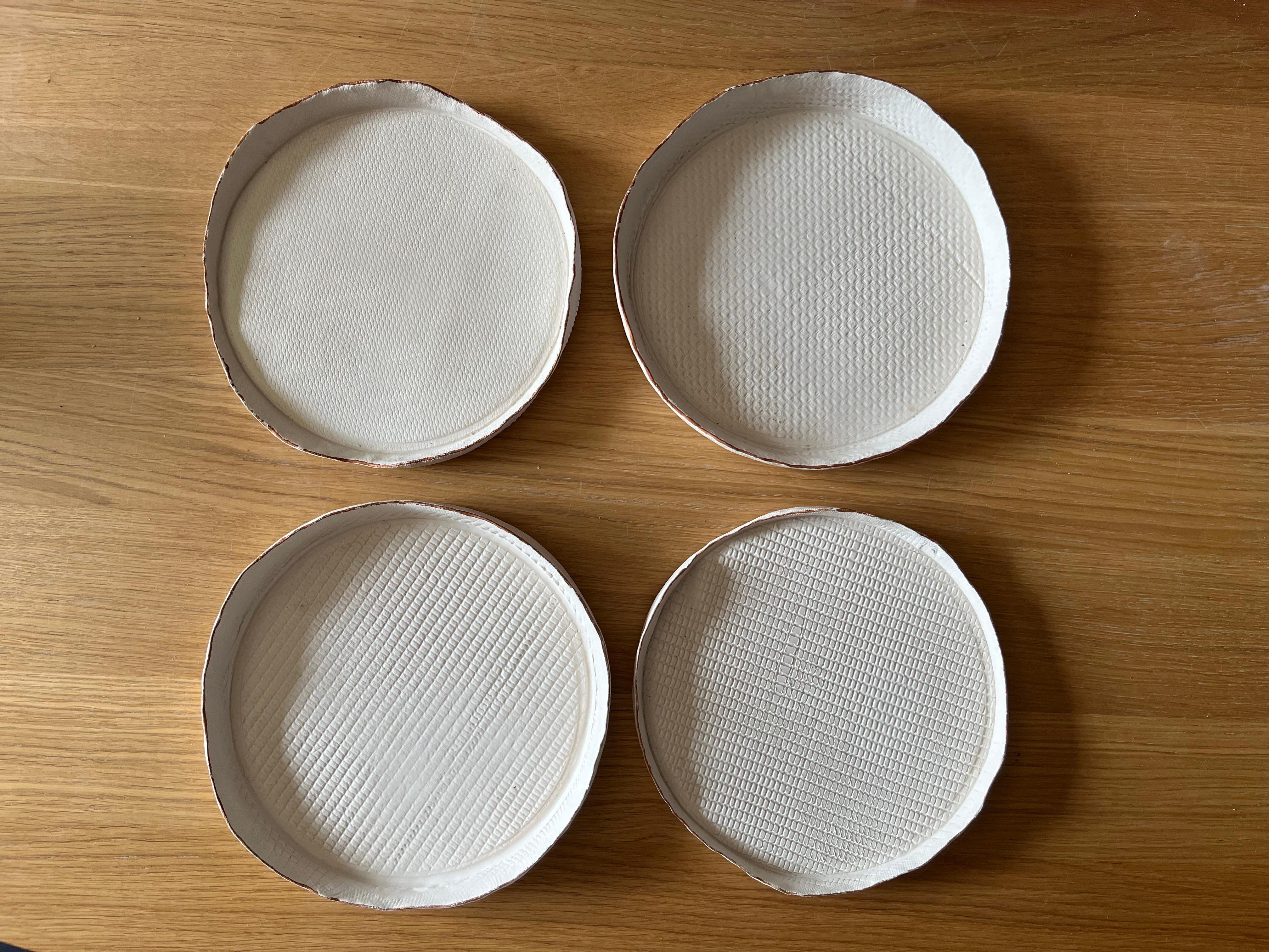 Organic Modern TESSUTI/Piatti decorativi in ceramica bianca opaca ispirati ai tessuti d'arredo. For Sale