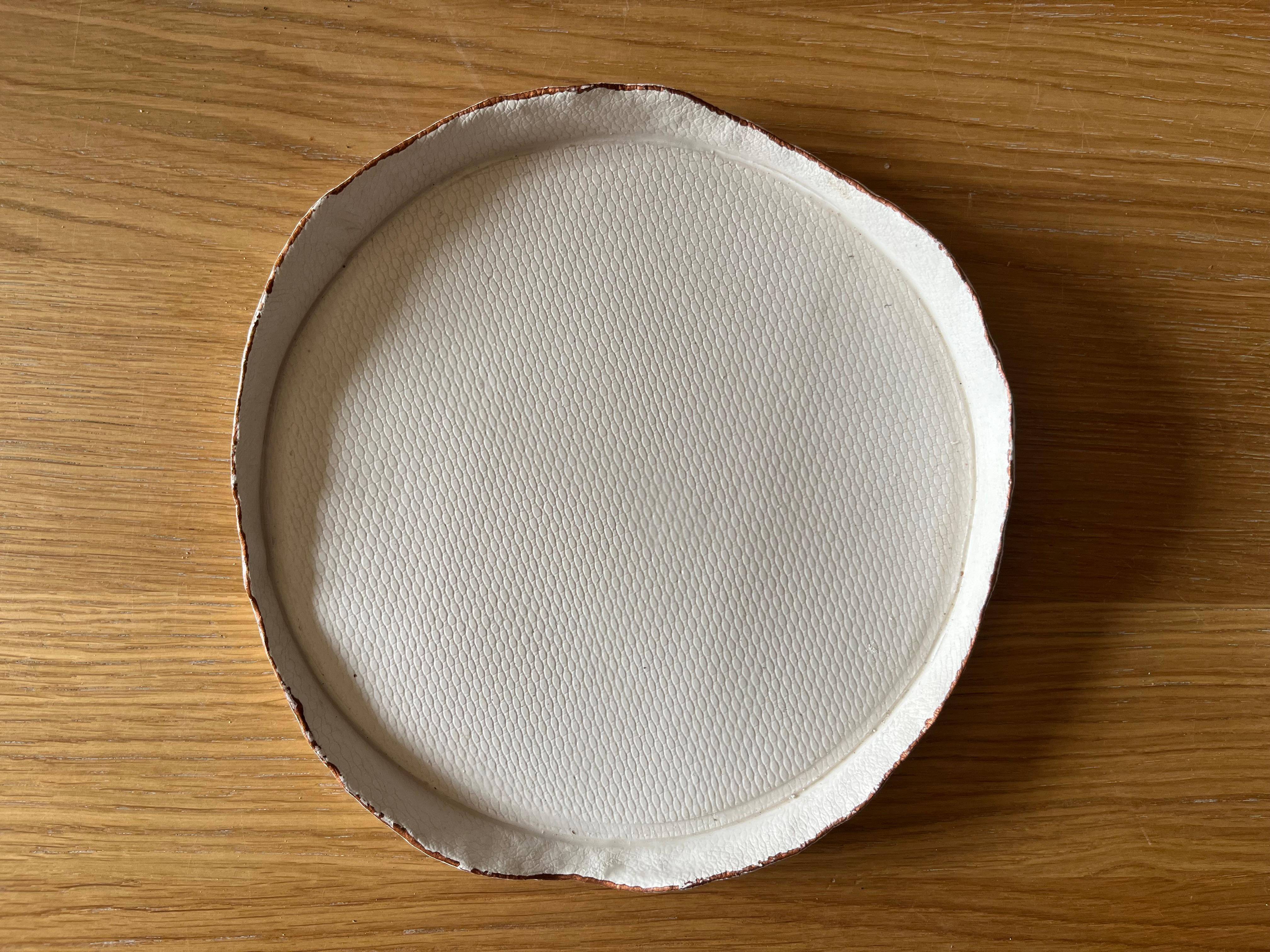 Hand-Crafted TESSUTI/Piatti decorativi in ceramica bianca opaca ispirati ai tessuti d'arredo. For Sale