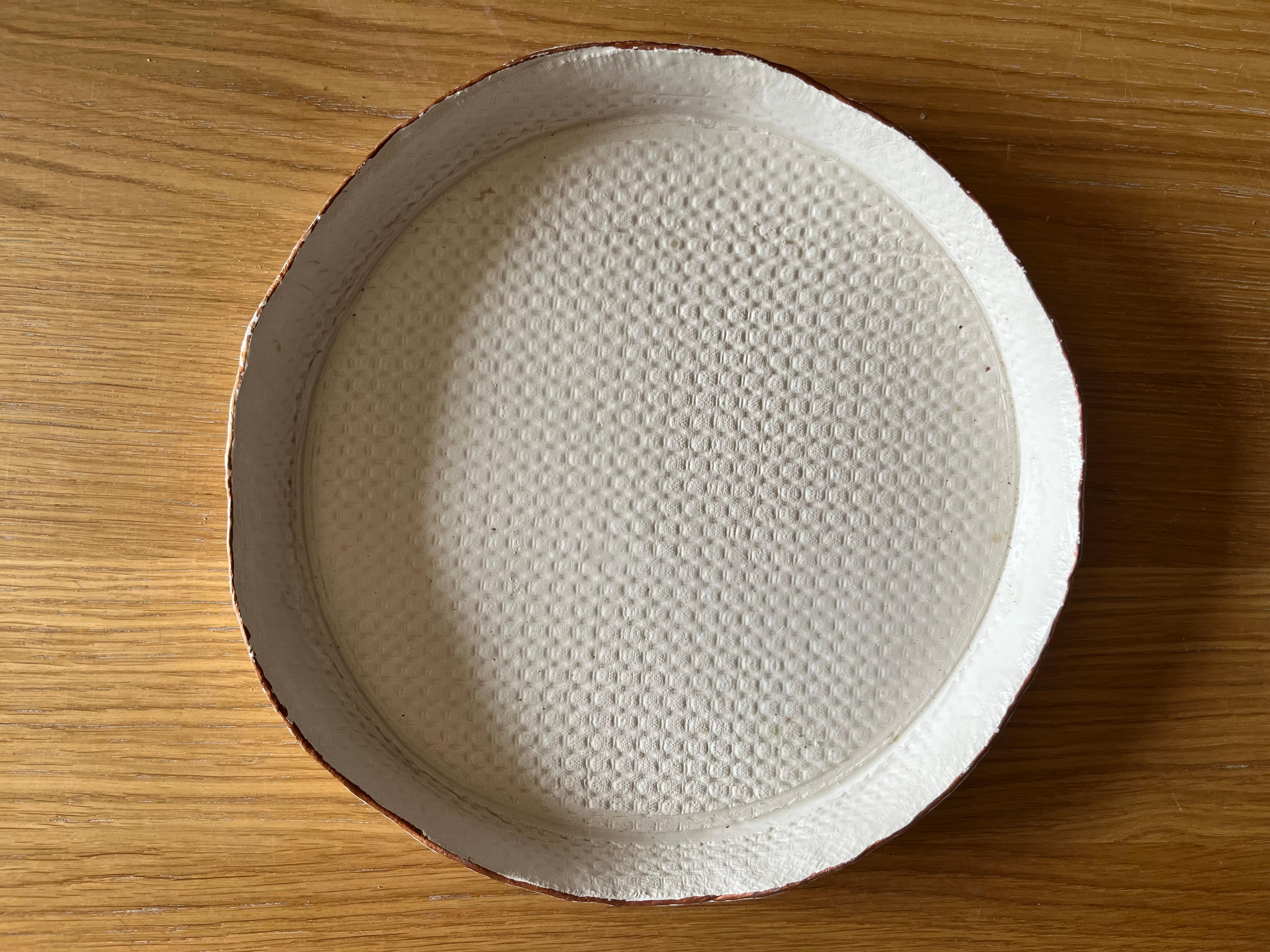 TESSUTI/Piatti decorativi in ceramica bianca opaca ispirati ai tessuti d'arredo. In New Condition For Sale In Milano, IT