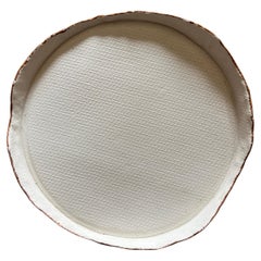 TESSUTI/Piatti dekorativi in Keramik bianca opaca ispirati ai tessuti d'arredo.