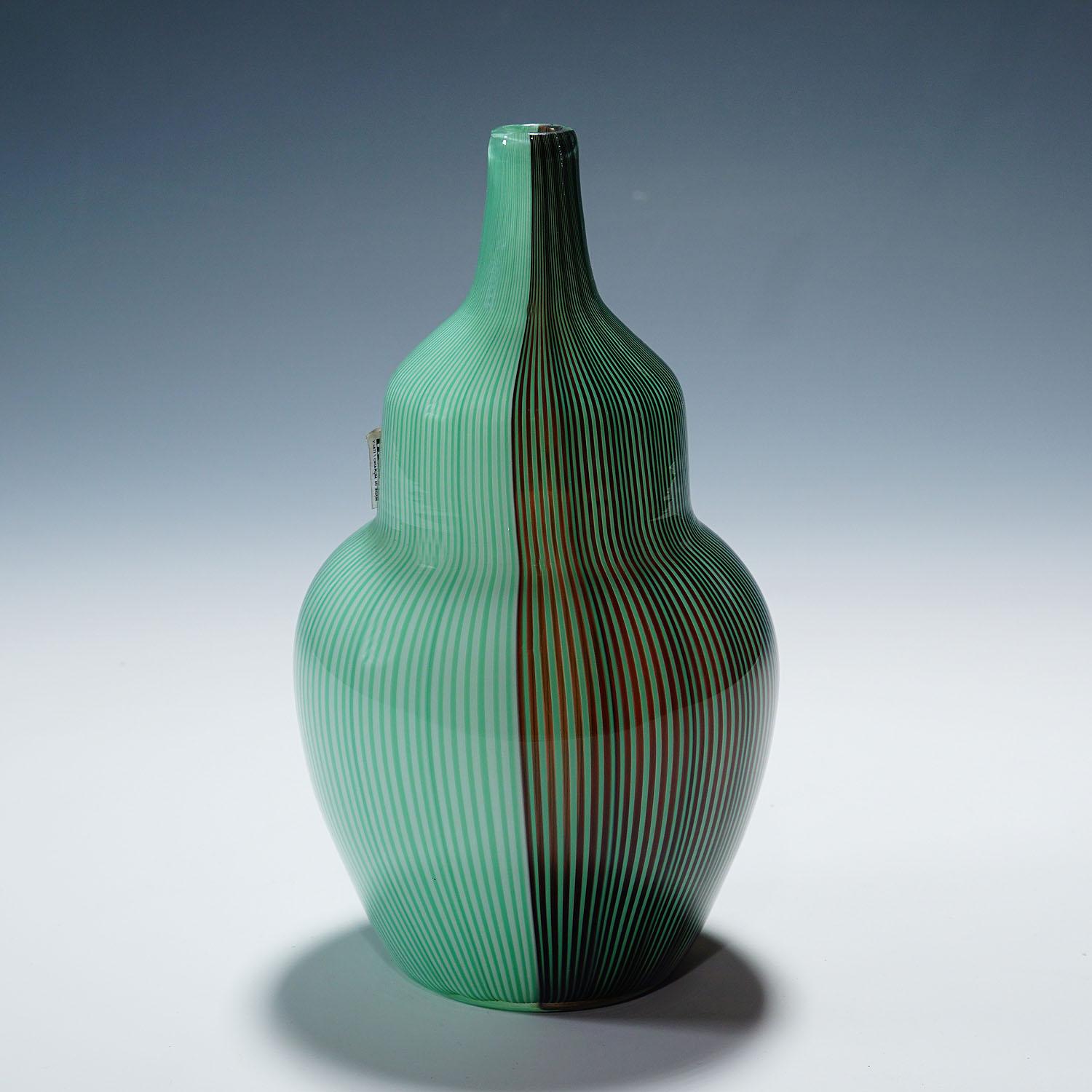 Vaso Tessuto di Carlo Scarpa per Venini Murano
Articolo e7110
Un raro esempio della serie 