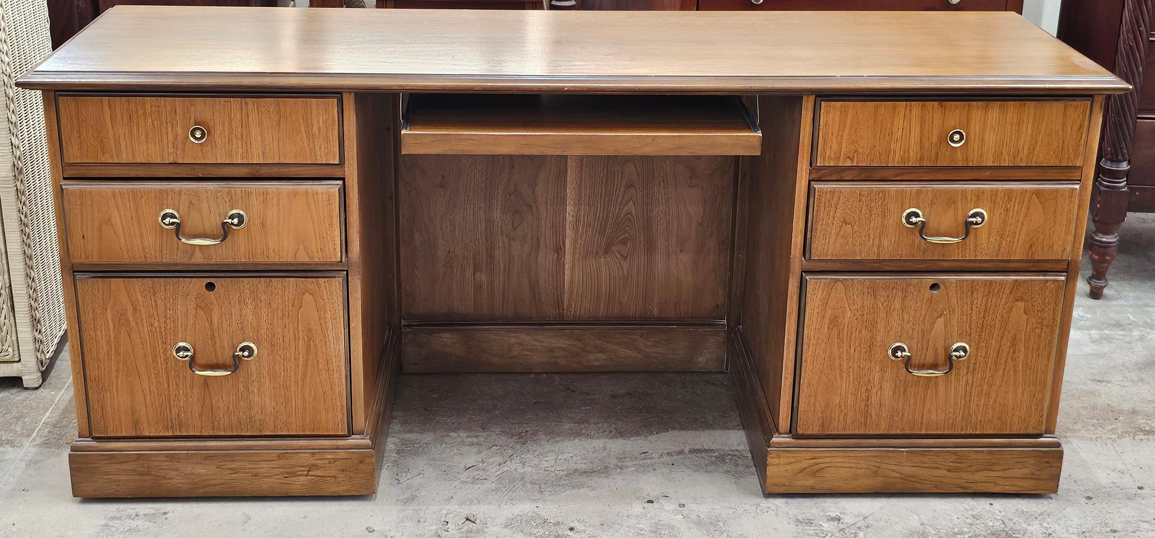 Ce noyer  Le bureau d'ordinateur ou la crédence comprend deux tiroirs latéraux pour dossiers suspendus.
Meuble de bureau américain vintage d'il y a environ 50 ans de style traditionnel riche en noyer
Finition restaurée en excellent état
Nouvelles