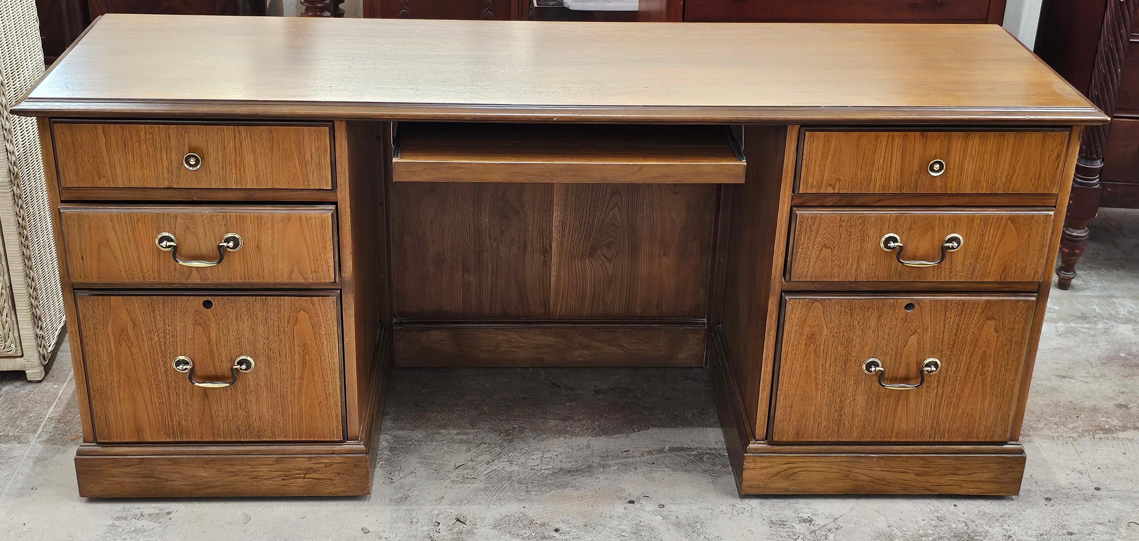 Classique américain Bureau à crédence en noyer du milieu du 20e siècle de Stanley Furniture en vente