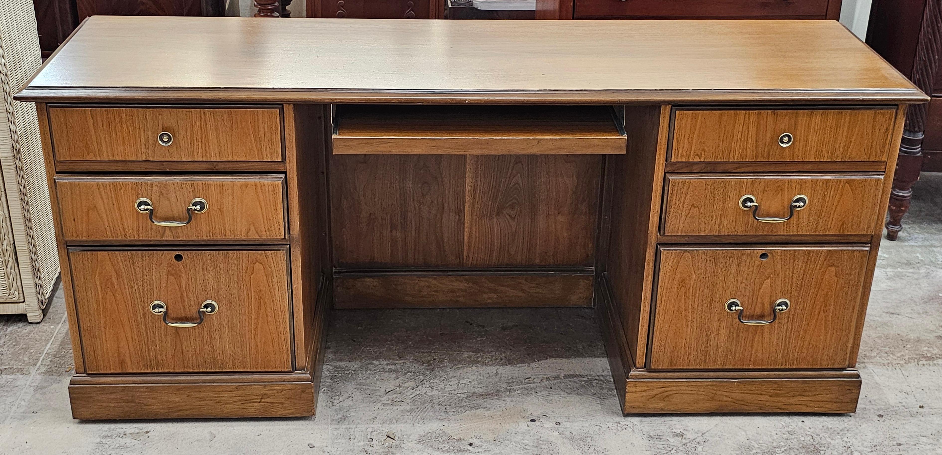 Américain Bureau à crédence en noyer du milieu du 20e siècle de Stanley Furniture en vente