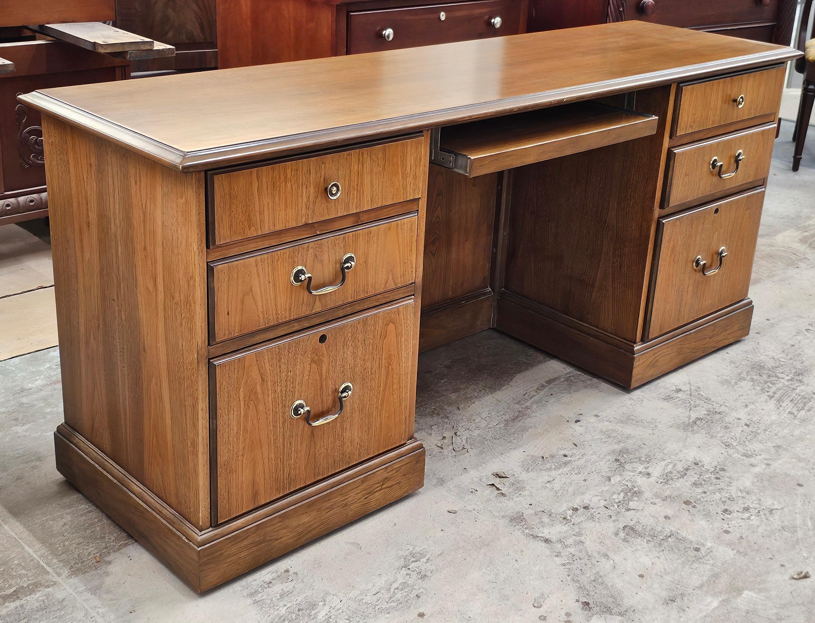 Tacheté Bureau à crédence en noyer du milieu du 20e siècle de Stanley Furniture en vente