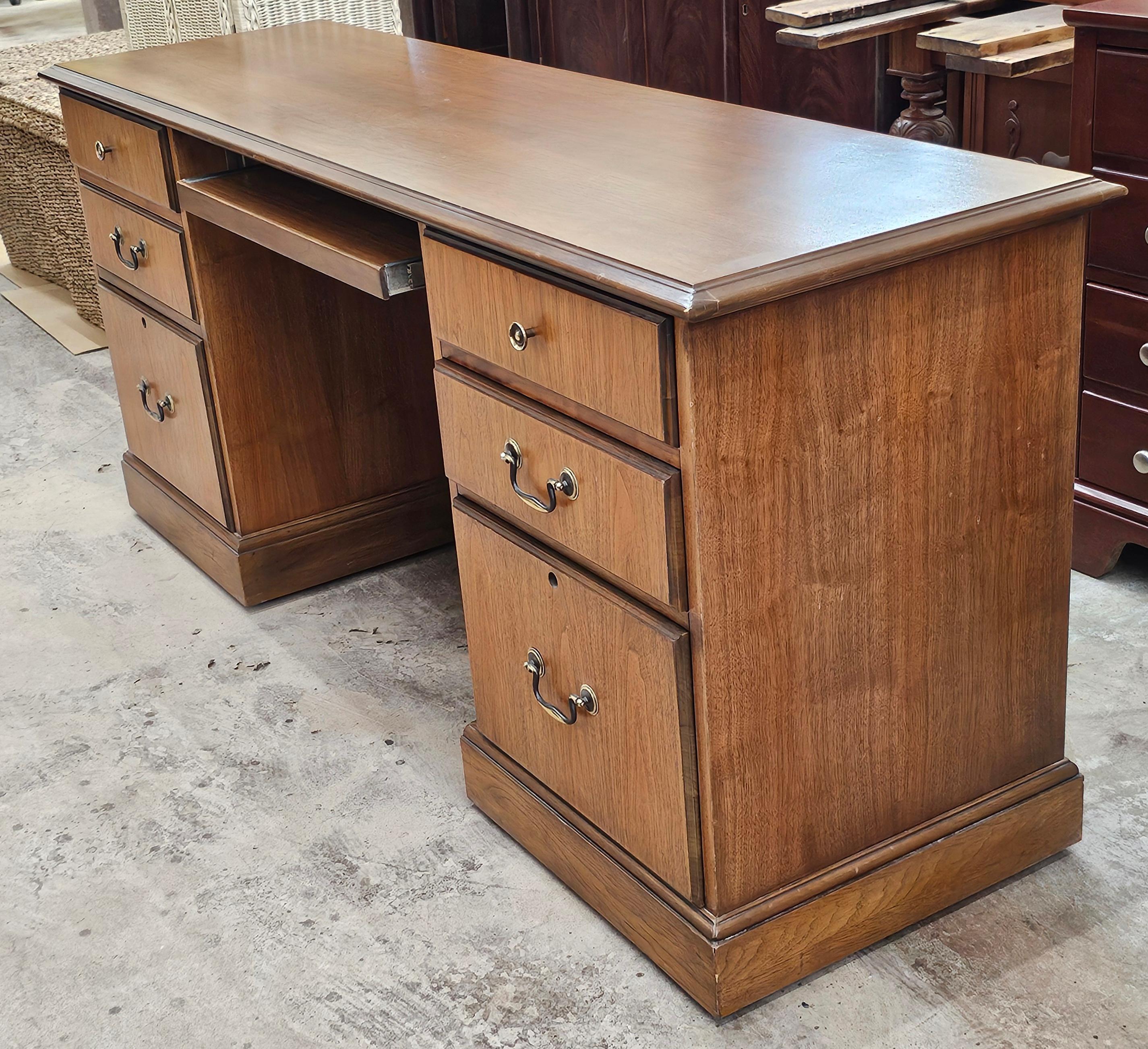 20ième siècle Bureau à crédence en noyer du milieu du 20e siècle de Stanley Furniture en vente