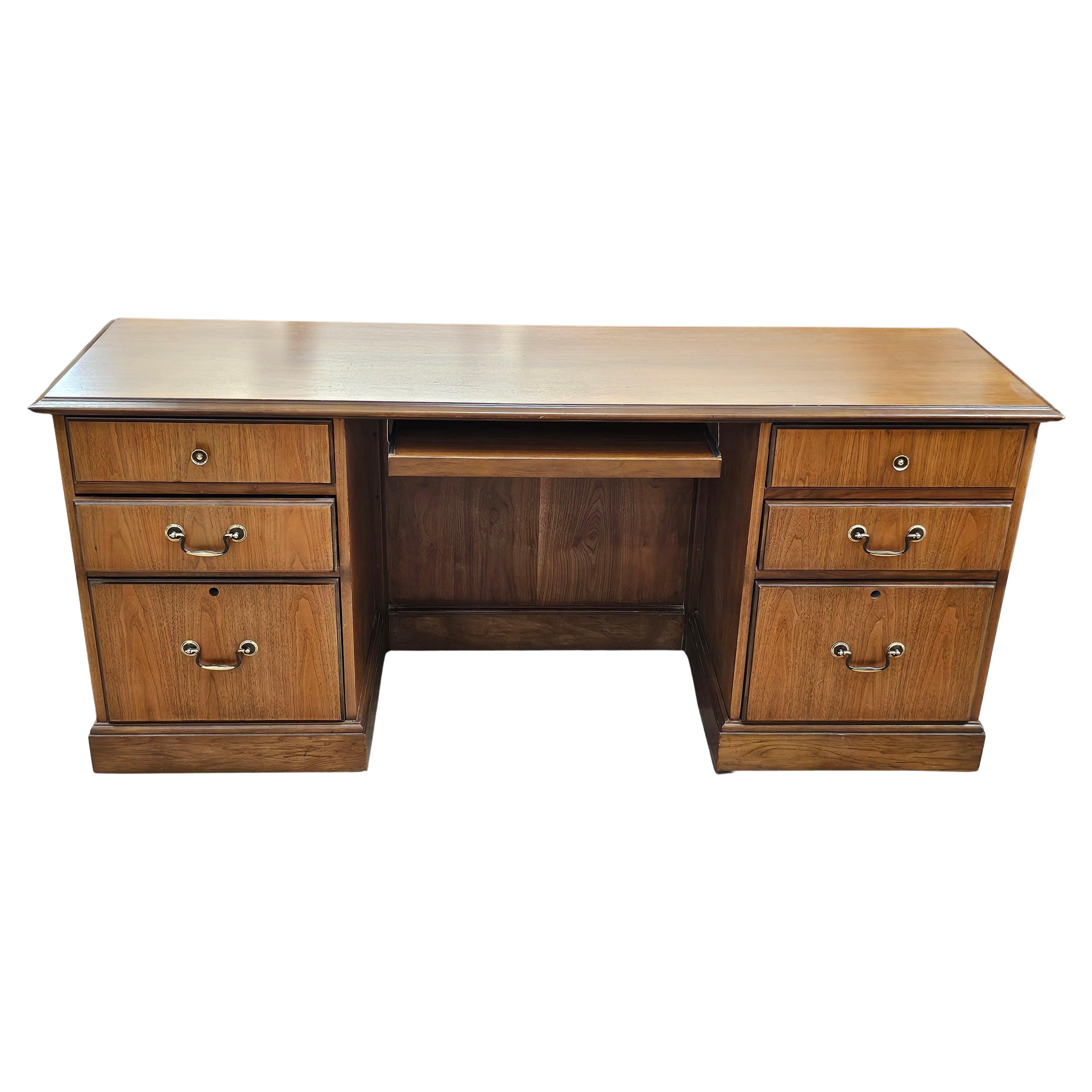 Bureau à crédence en noyer du milieu du 20e siècle de Stanley Furniture en vente