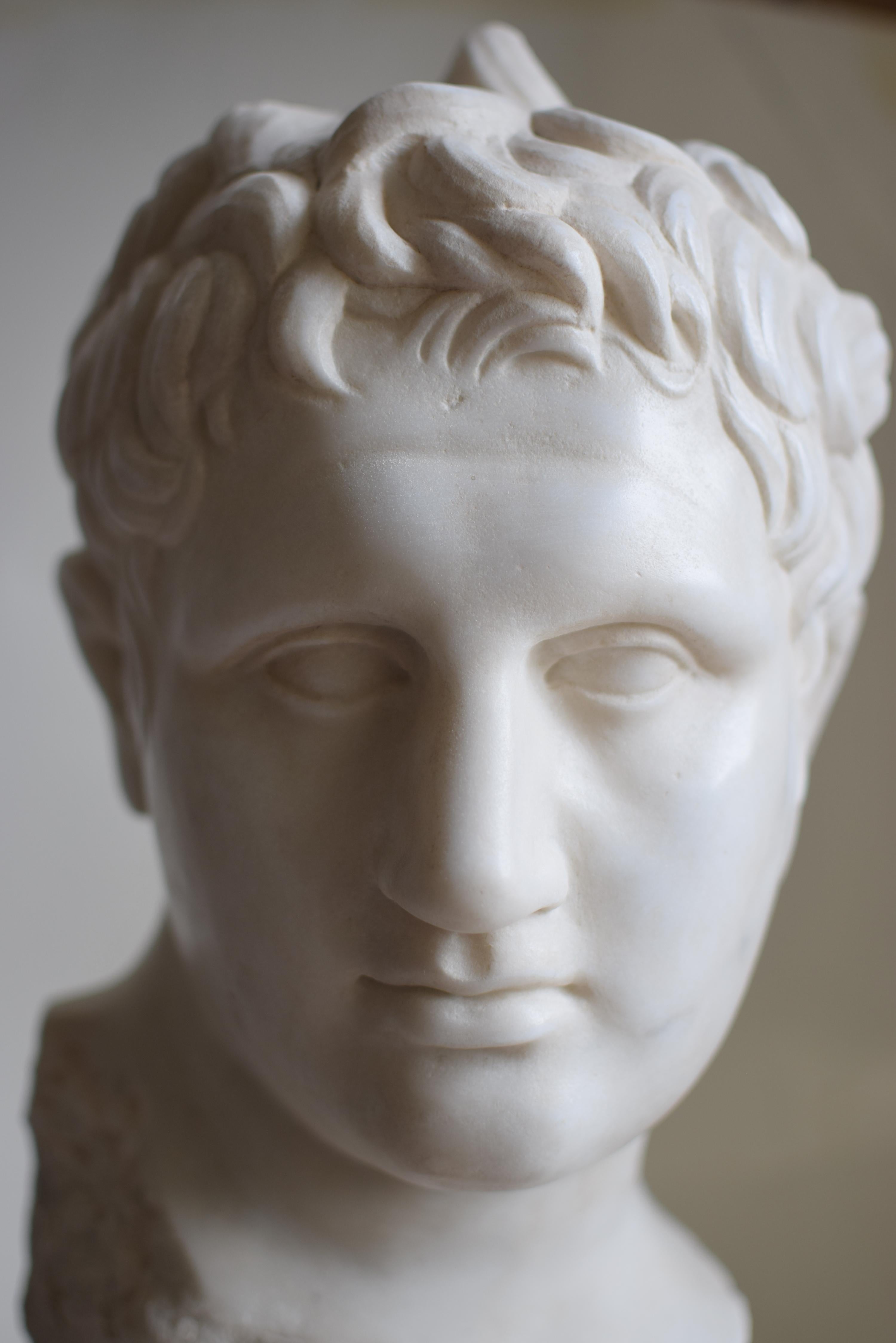 Late 20th Century Testa Apoxyomenos -Atleta che si deterge -marmo bianco Carrara-made in Italy in vendita