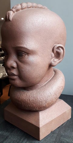 Tête d'enfant Himba sculptée sur grès rouge - fabriqué en Italie