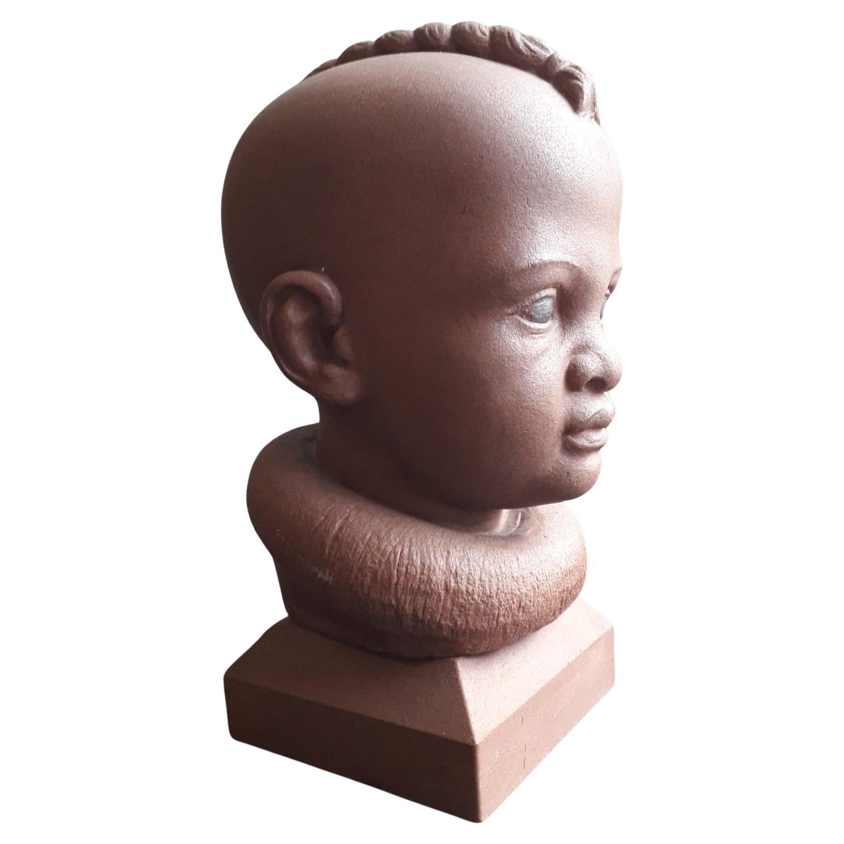 Himba-Kinderkopf, geschnitzt auf rotem Sandstein - hergestellt in Italien im Angebot