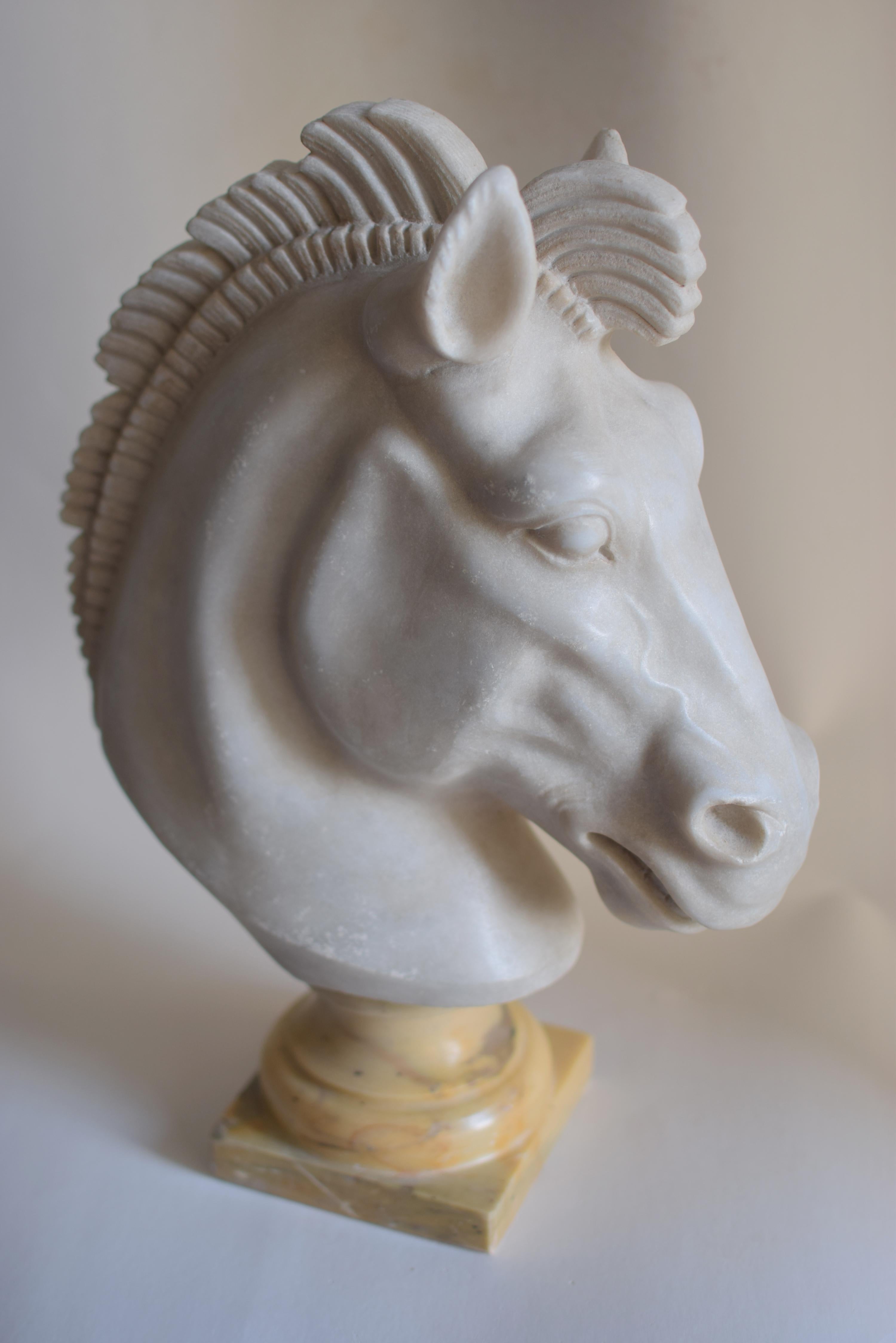 Classic horse head in white Carrara marble -made in Italy In Excellent Condition For Sale In Tarquinia, IT