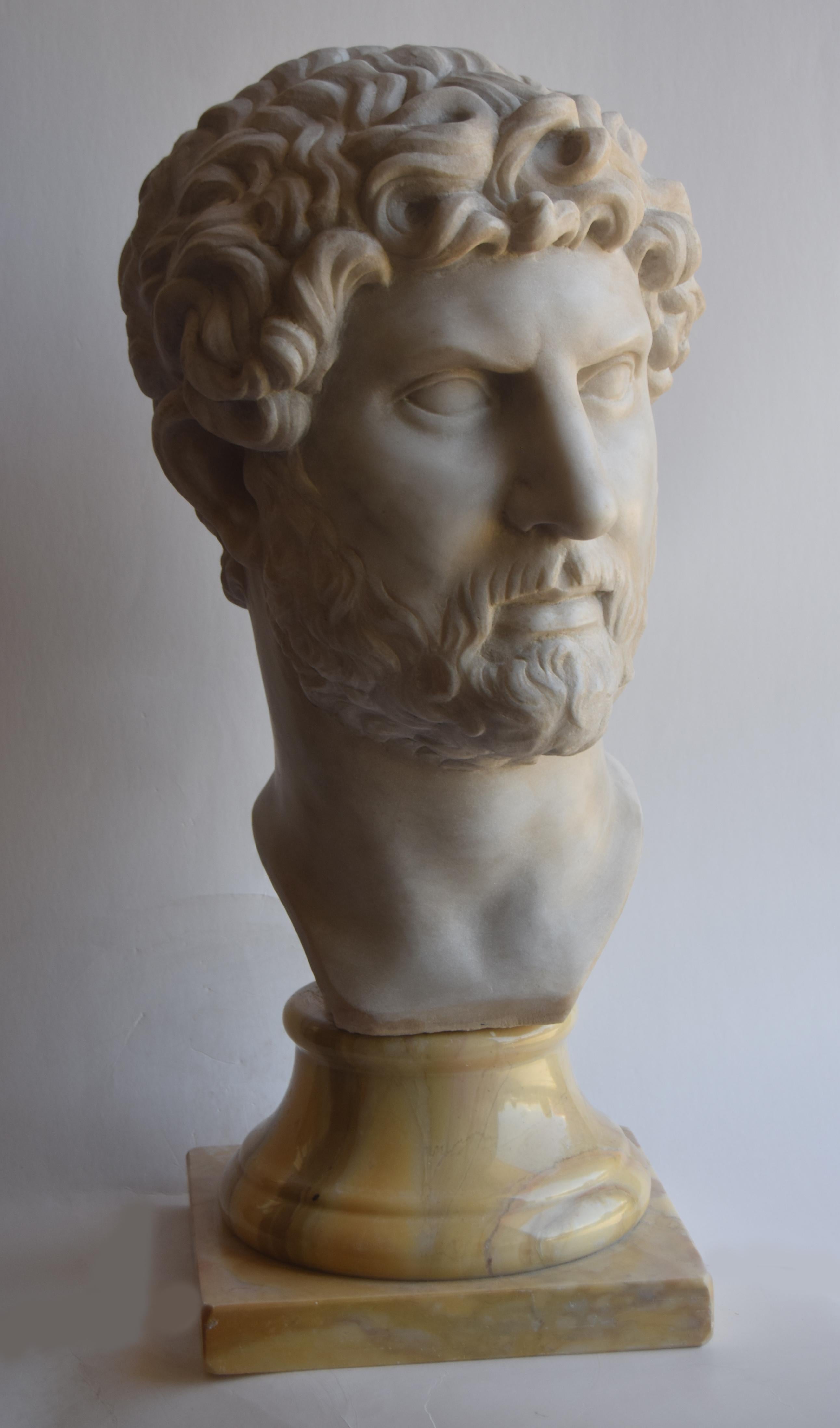 Adriano scultura, scultura testa Adriano, Scultura, Testa maschile, arte classica, arte greca, Adriano arte, marmo bianco Carrara, scultura classica, 
Testa ritratto di Adriano scolpita su bellissimo marmo bianco di Carrara, 
Poggiante su una base