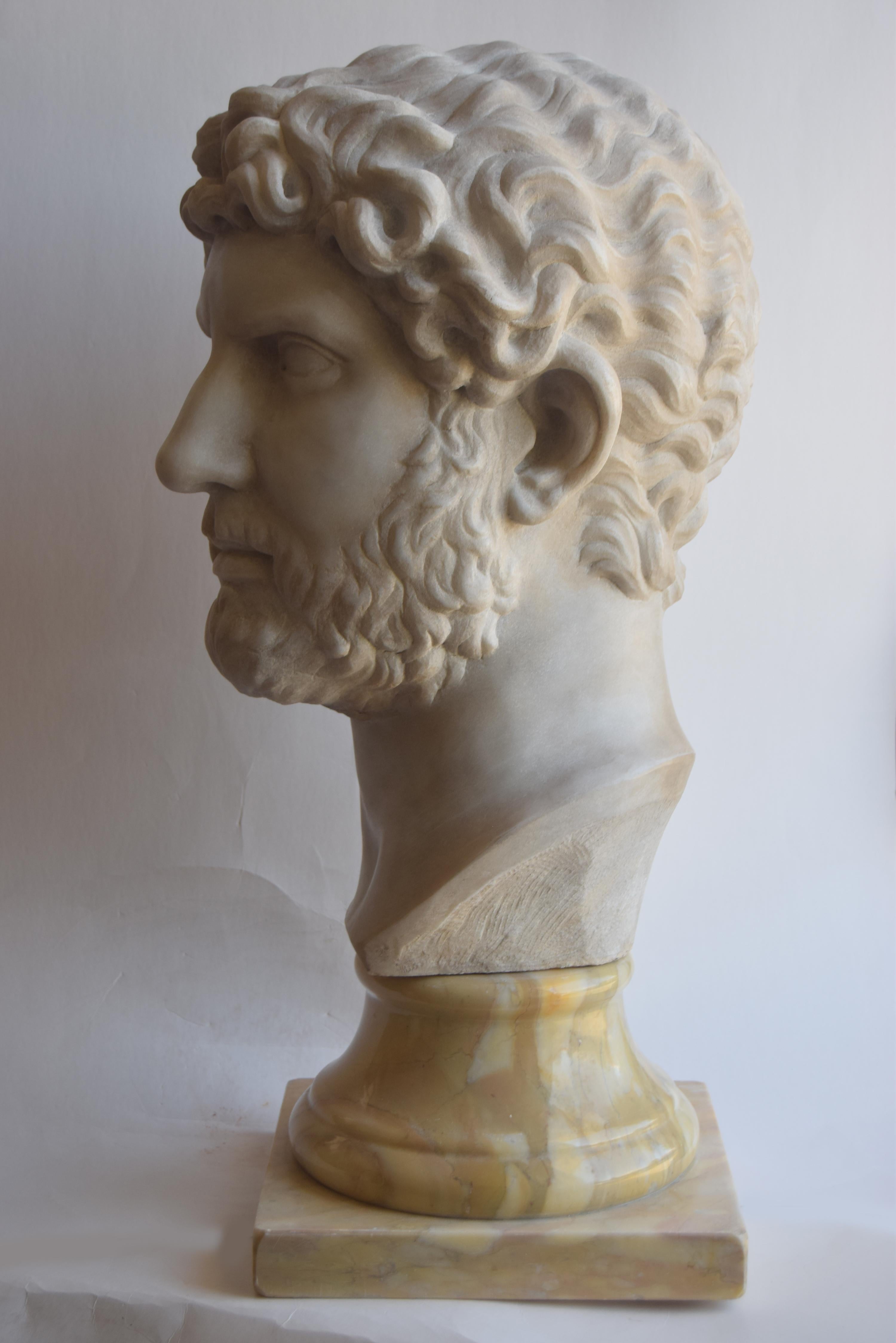 Testa di Adriano scolpita su marmo bianco Carrara -made in Italy In New Condition For Sale In Tarquinia, IT