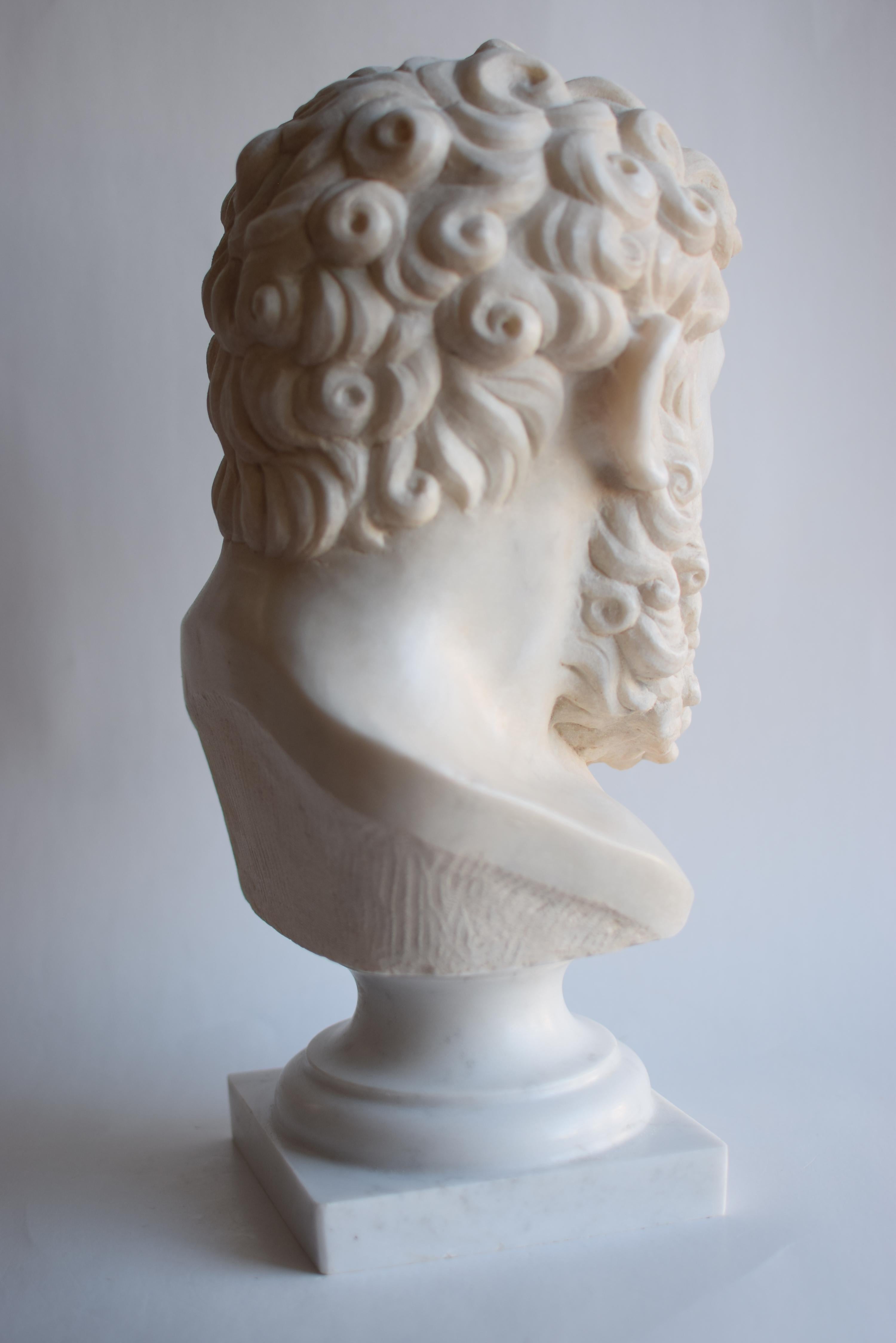 Hand-Crafted Testa di Ercole scolpita in marmo bianco di Carrara -made in Italy